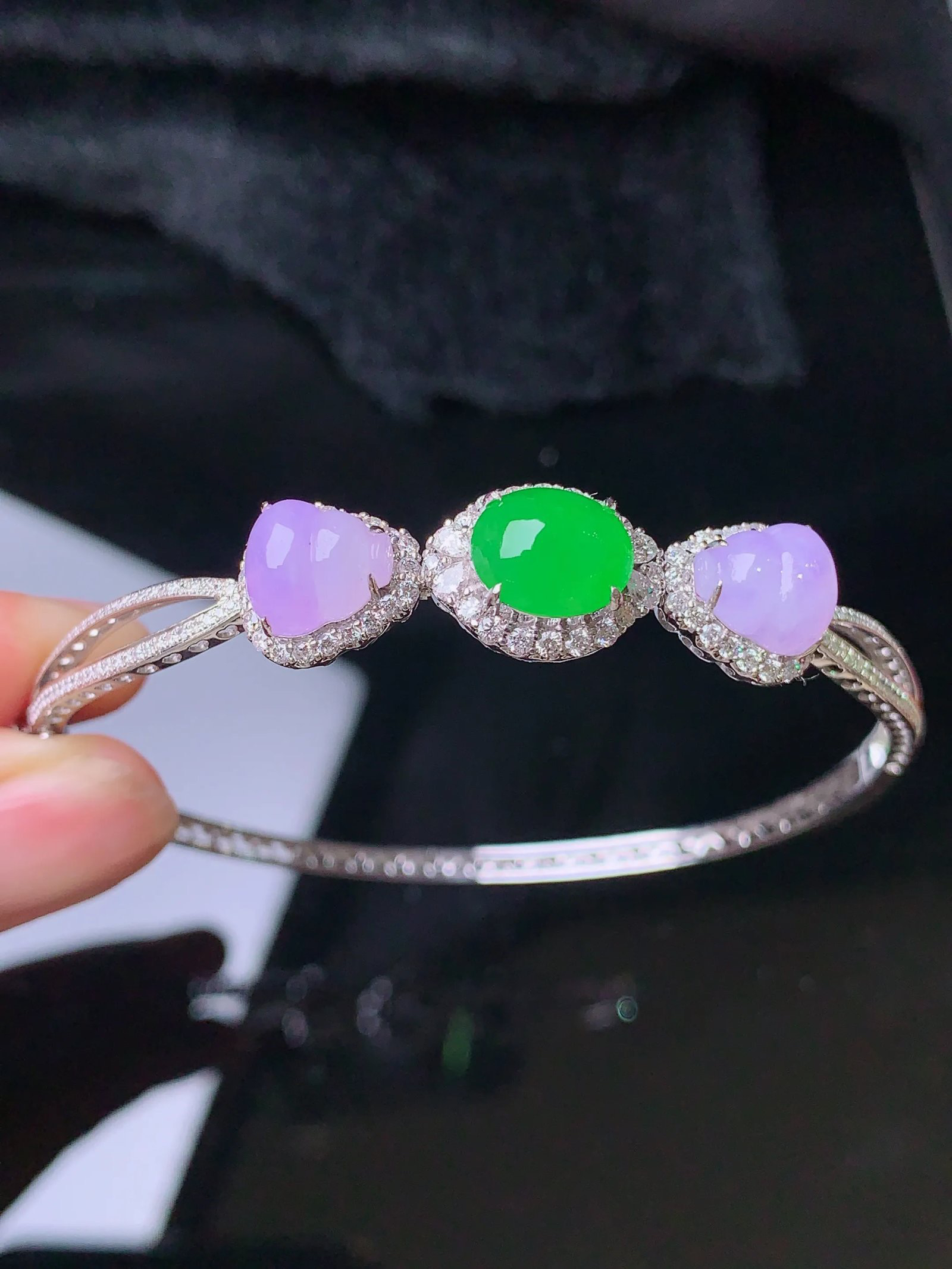 18k金钻镶嵌满绿蛋面手镯 玉质细腻 色泽艳丽 圈口55.5整体尺寸8.8*7.6*4.6