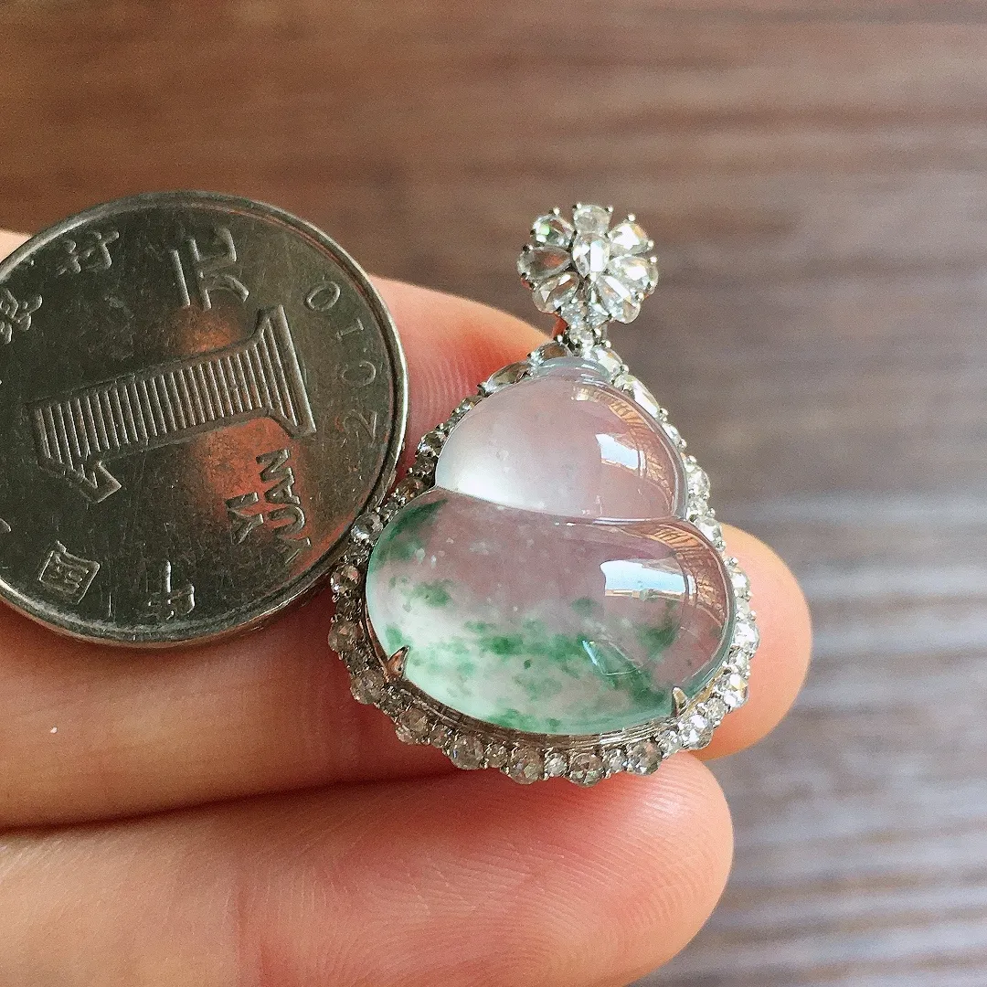 冰飘花葫芦吊坠，18k金镶嵌，冰润饱满，玉质细腻，种水足，Ym2 尺寸29.7*20.2*10.5