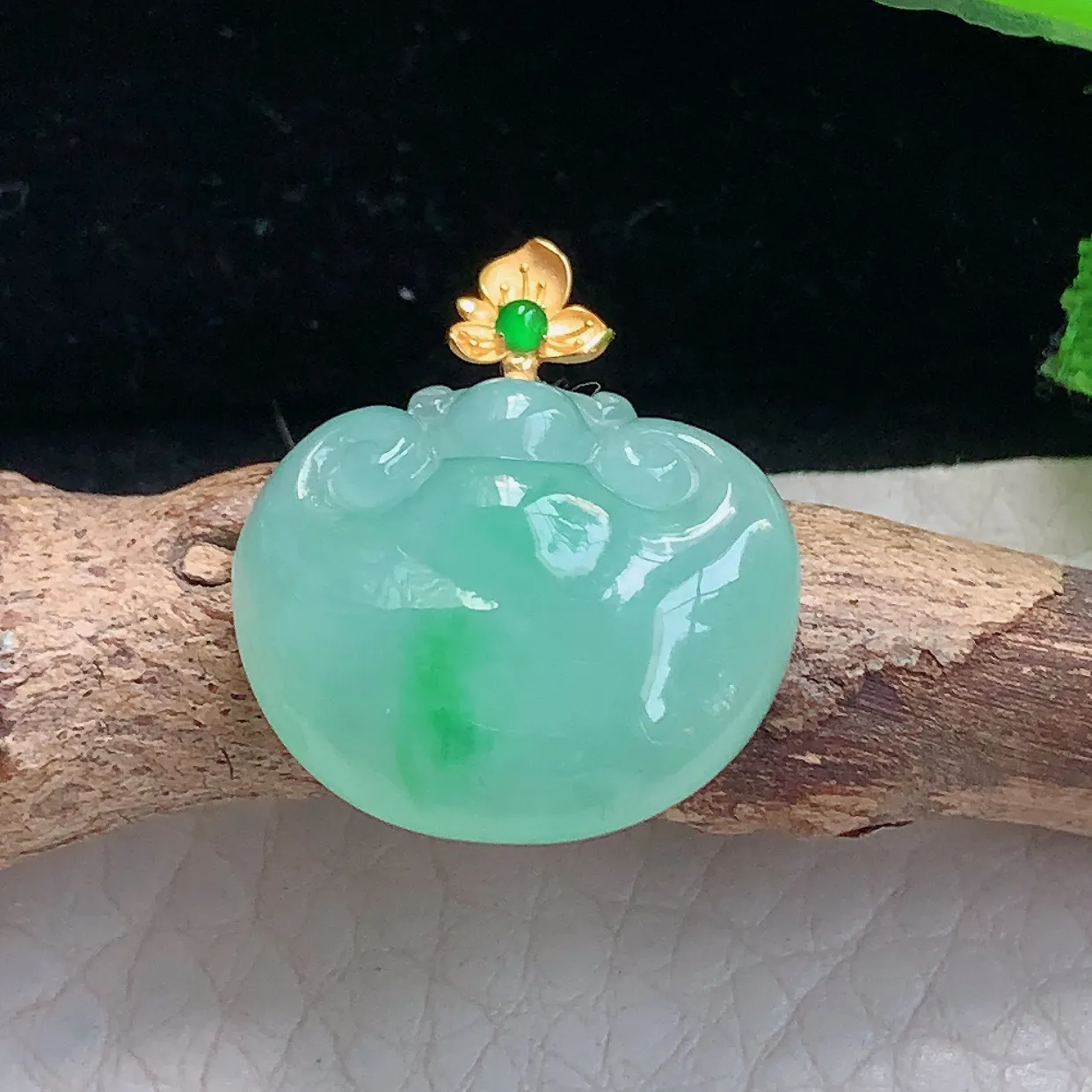 lz实拍22*16.5*18.8*6.8缅甸翡翠精雕冰绿平安如意玉项坠 玉挂件