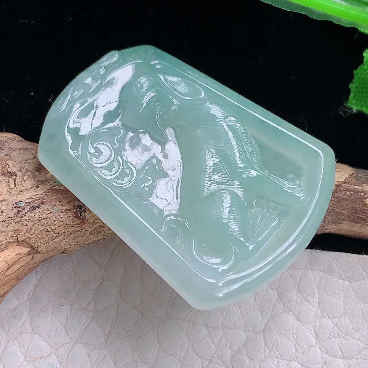 yn实拍36.5*27.8*5缅甸翡翠精雕晴美旺财 生肖狗玉项坠 玉挂件