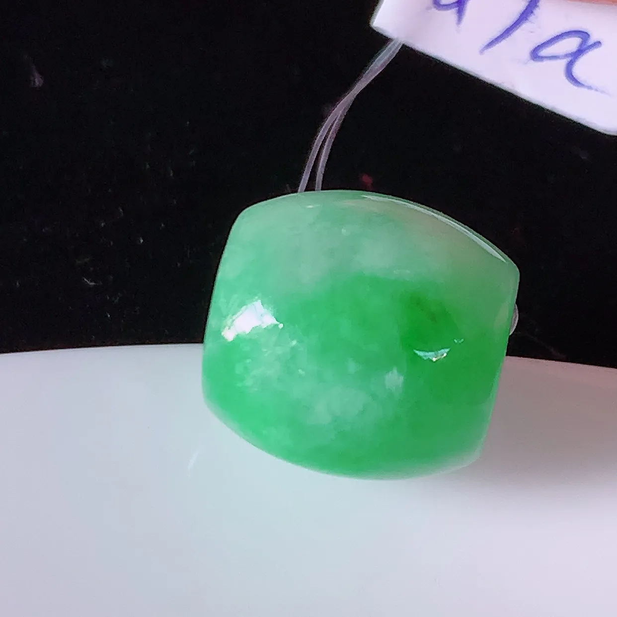 自然光实拍，冰润飘绿翡翠路路通吊坠，寓意好运连连，路路畅通，经典款式，财运滚滚，路路通，佩戴效果更好