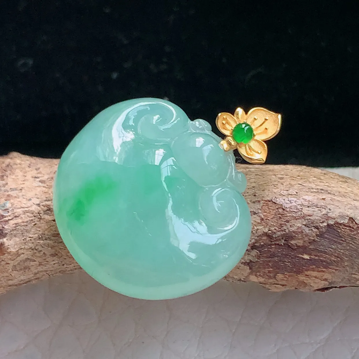 lz实拍22*16.5*18.8*6.8缅甸翡翠精雕冰绿平安如意玉项坠 玉挂件