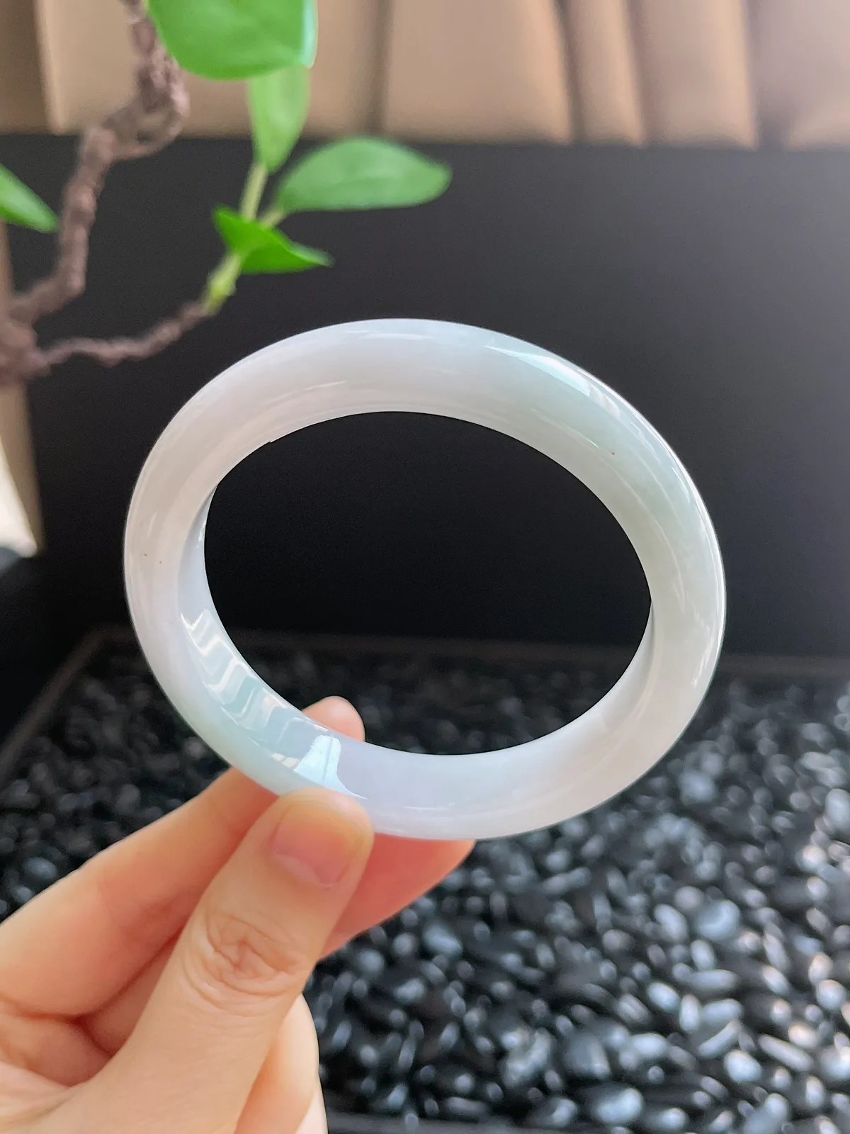 正圈57.4圈口，翡翠糯化种淡绿色手镯