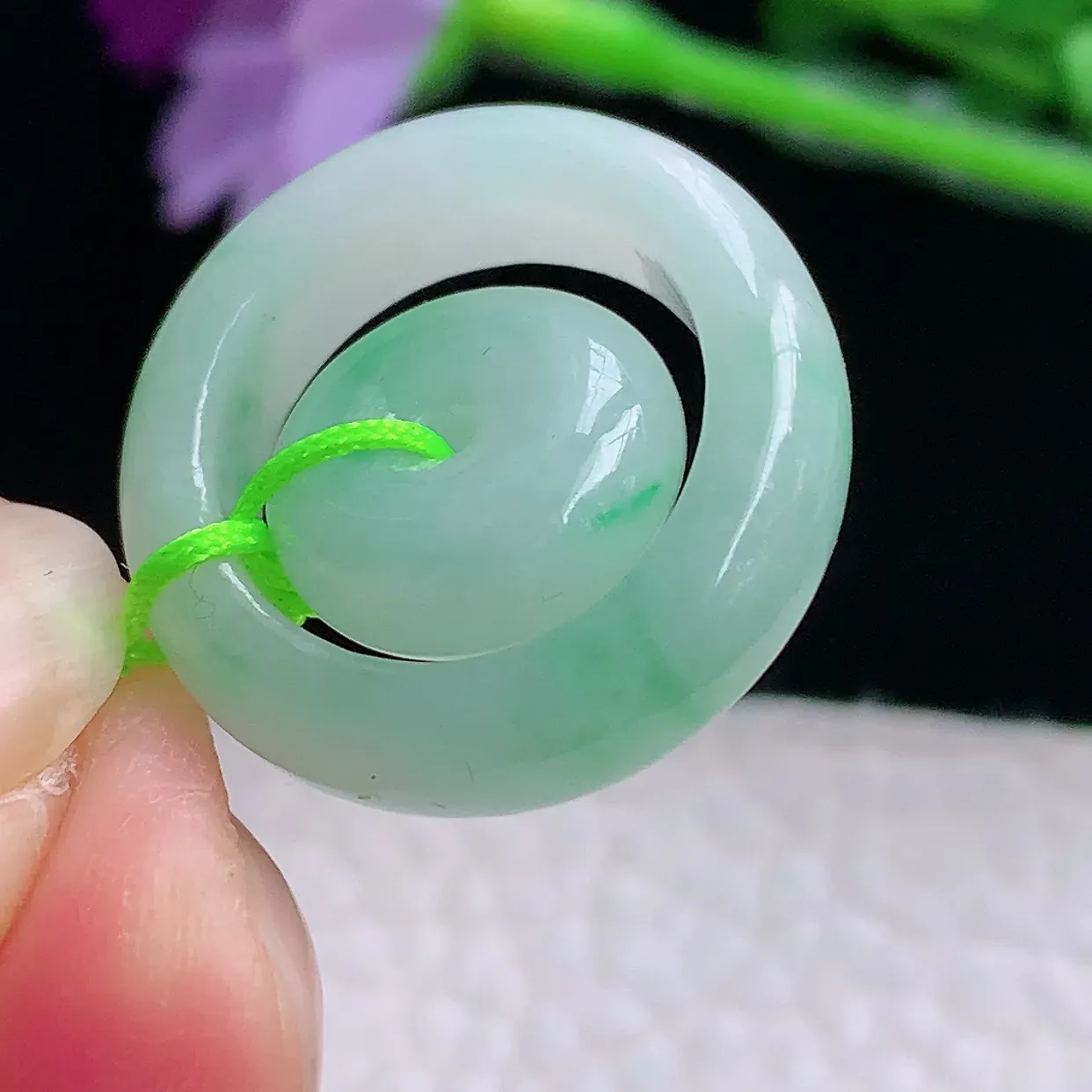 py实拍22.8*6缅甸翡翠精雕飘绿清秀子母扣 代代平安玉项坠 玉挂件