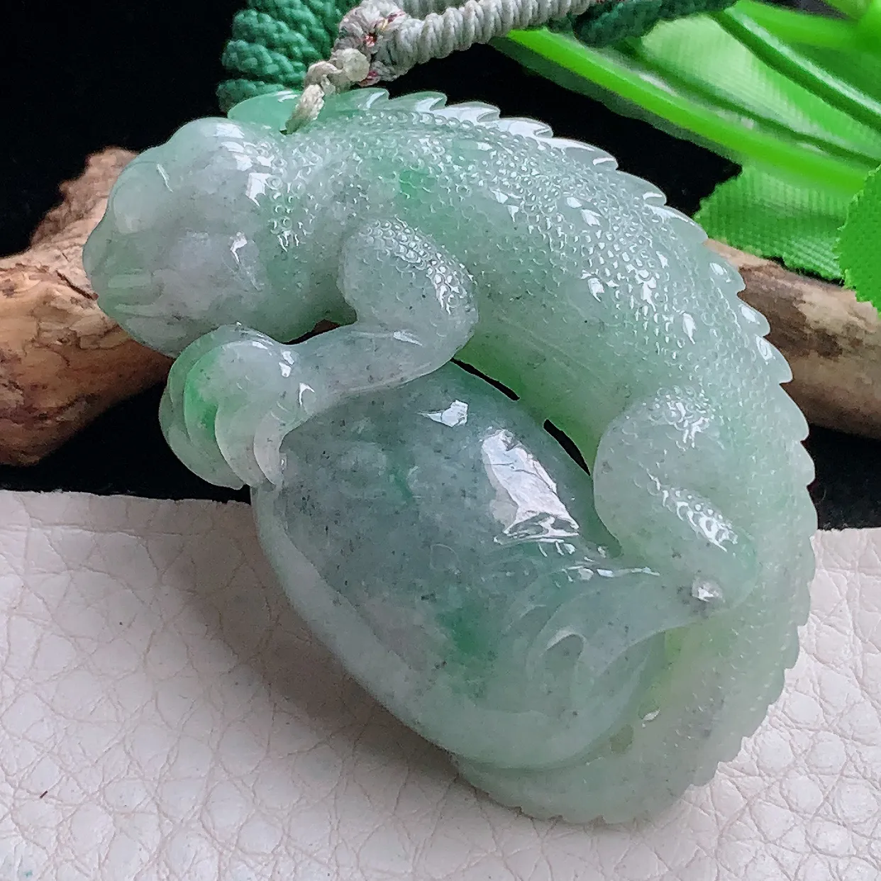 py实拍51.6*34*14.2缅甸翡翠精雕飘绿蜥蜴 吸亿玉挂件 玉吊坠