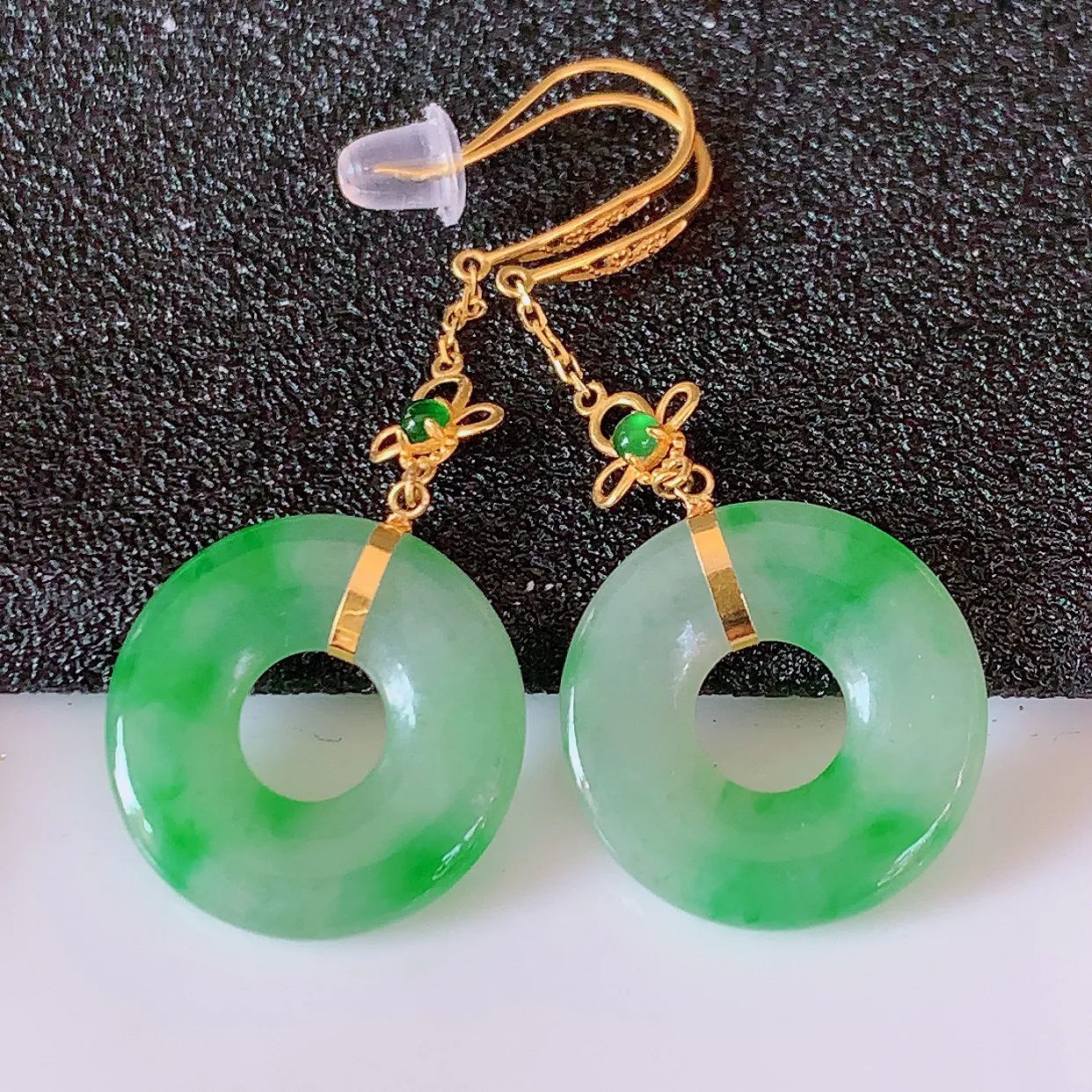 18k金镶嵌冰种飘绿翡翠平安扣耳坠，沁人心脾，耳坠佩戴效果大气出众，尽显气质。种水好，胶感足，颜相当漂亮，高性价比，值得入手品鉴！#1.2整体37裸石14.8*2.6