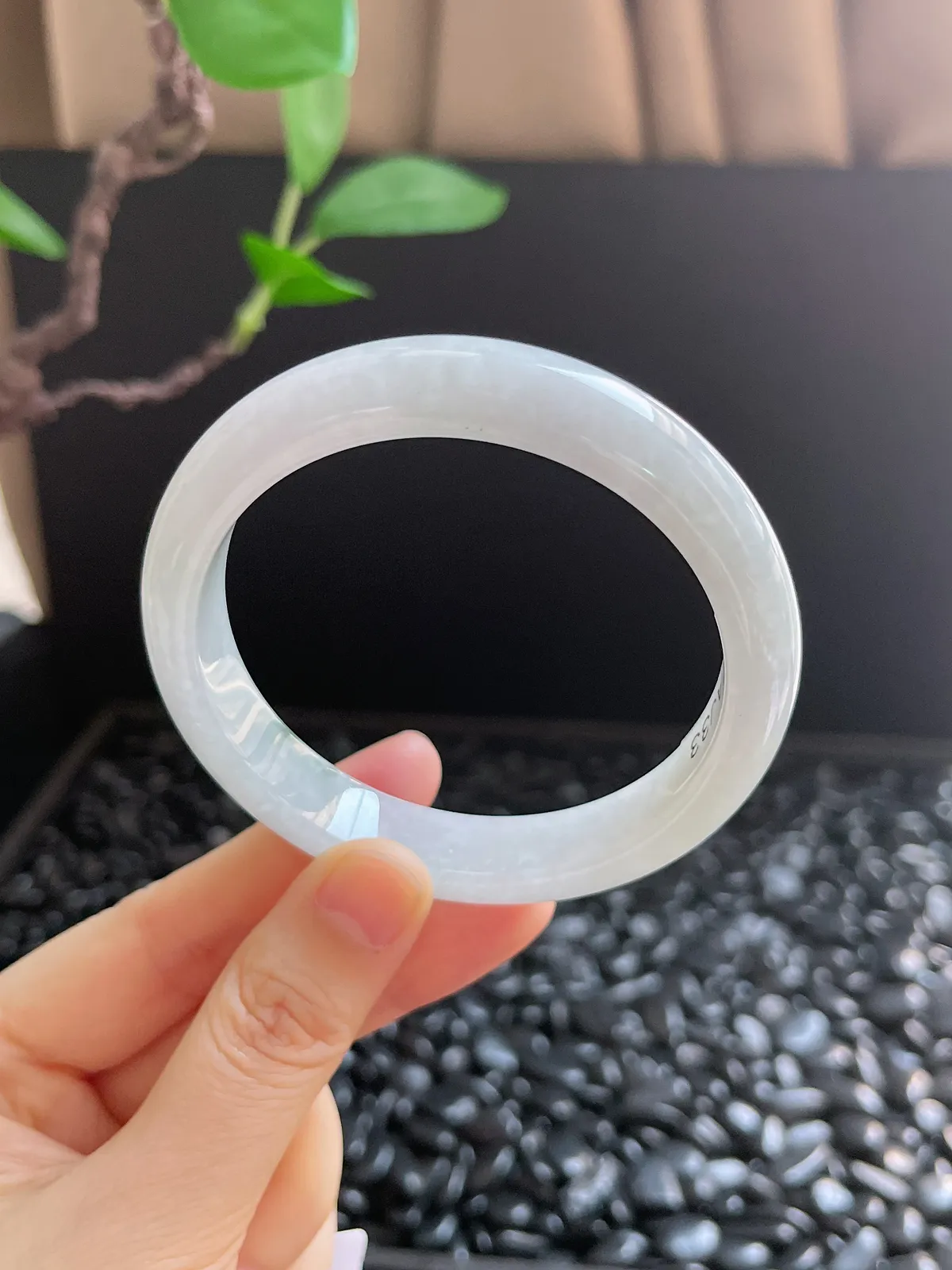 正圈57.9圈口，翡翠糯化种淡绿色手镯