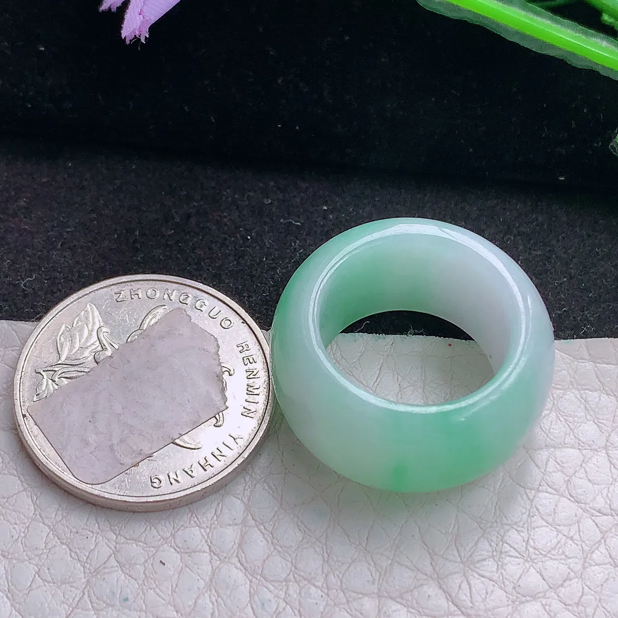 py实拍17.5*12.5*4.8缅甸翡翠精雕轮胎款飘绿玉戒指 玉指环