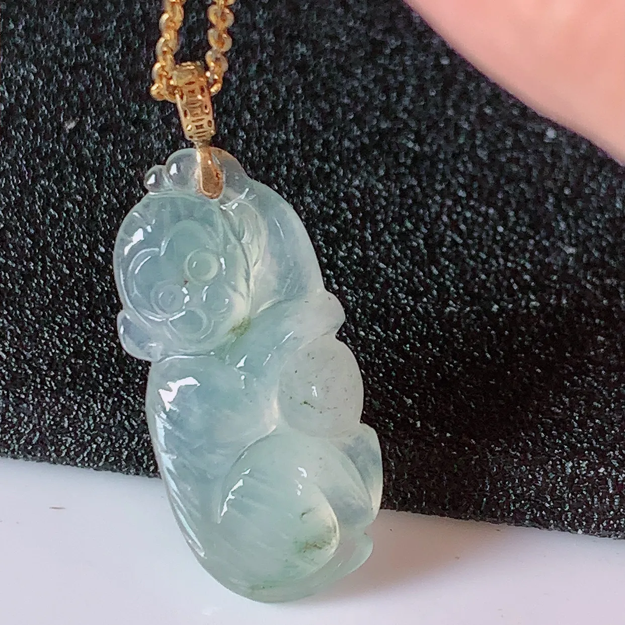 18K金镶嵌冰种翡翠生肖猴子吊坠，种老水足，雕工精湛 ，寓意美好，佩戴时尚出众！#1.2