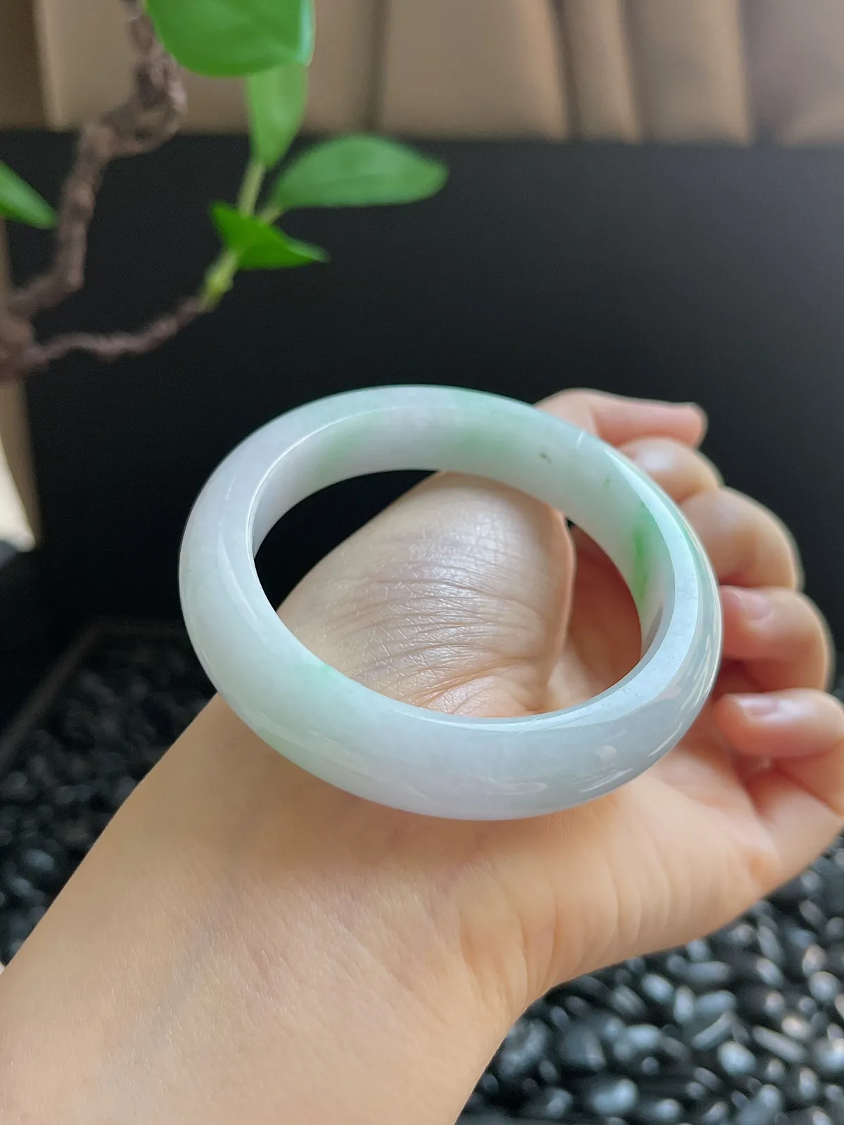 正圈51.7圈口，翡翠糯化种飘绿手镯