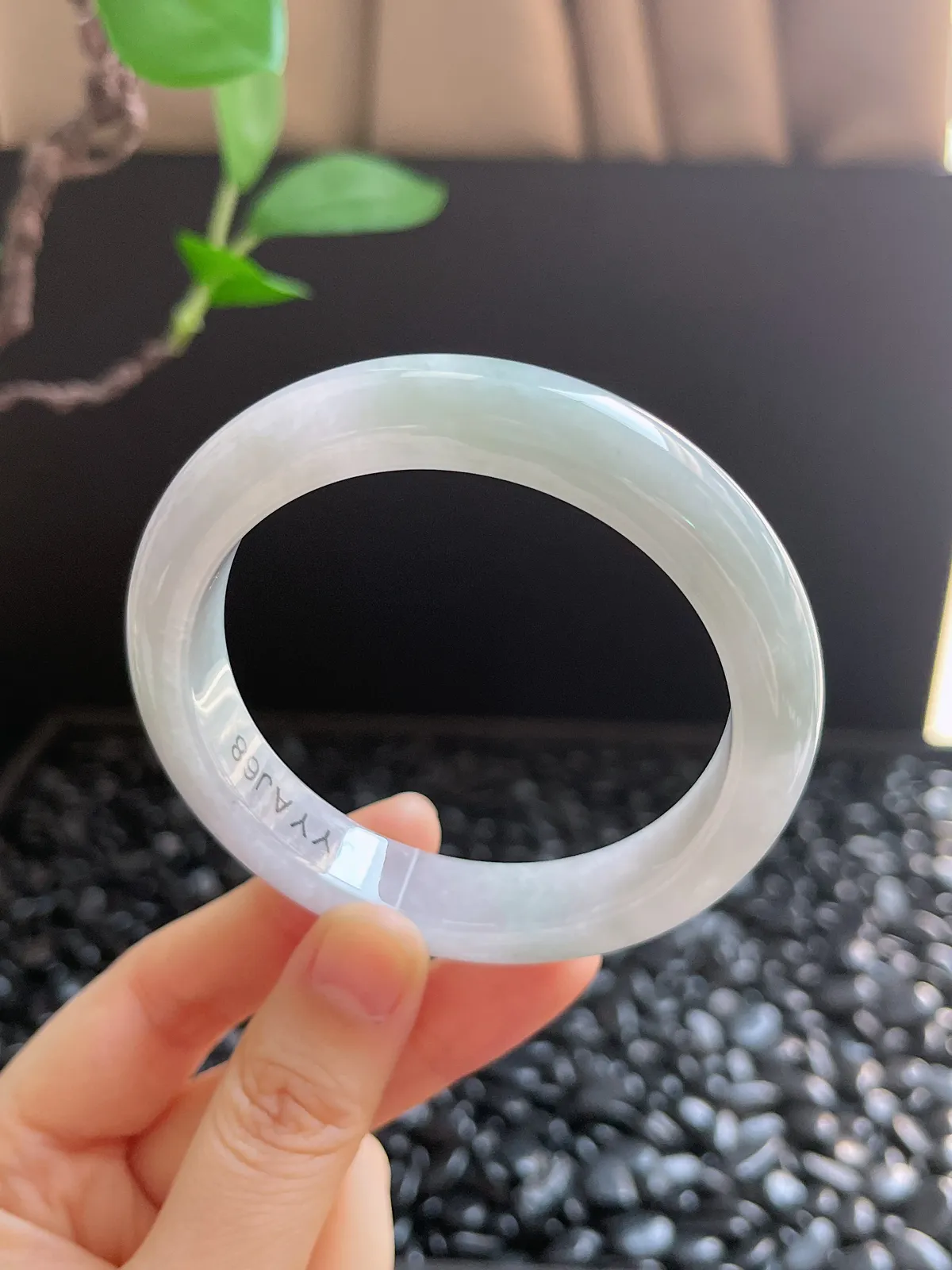 正圈56.7圈口，翡翠糯化种白色手镯