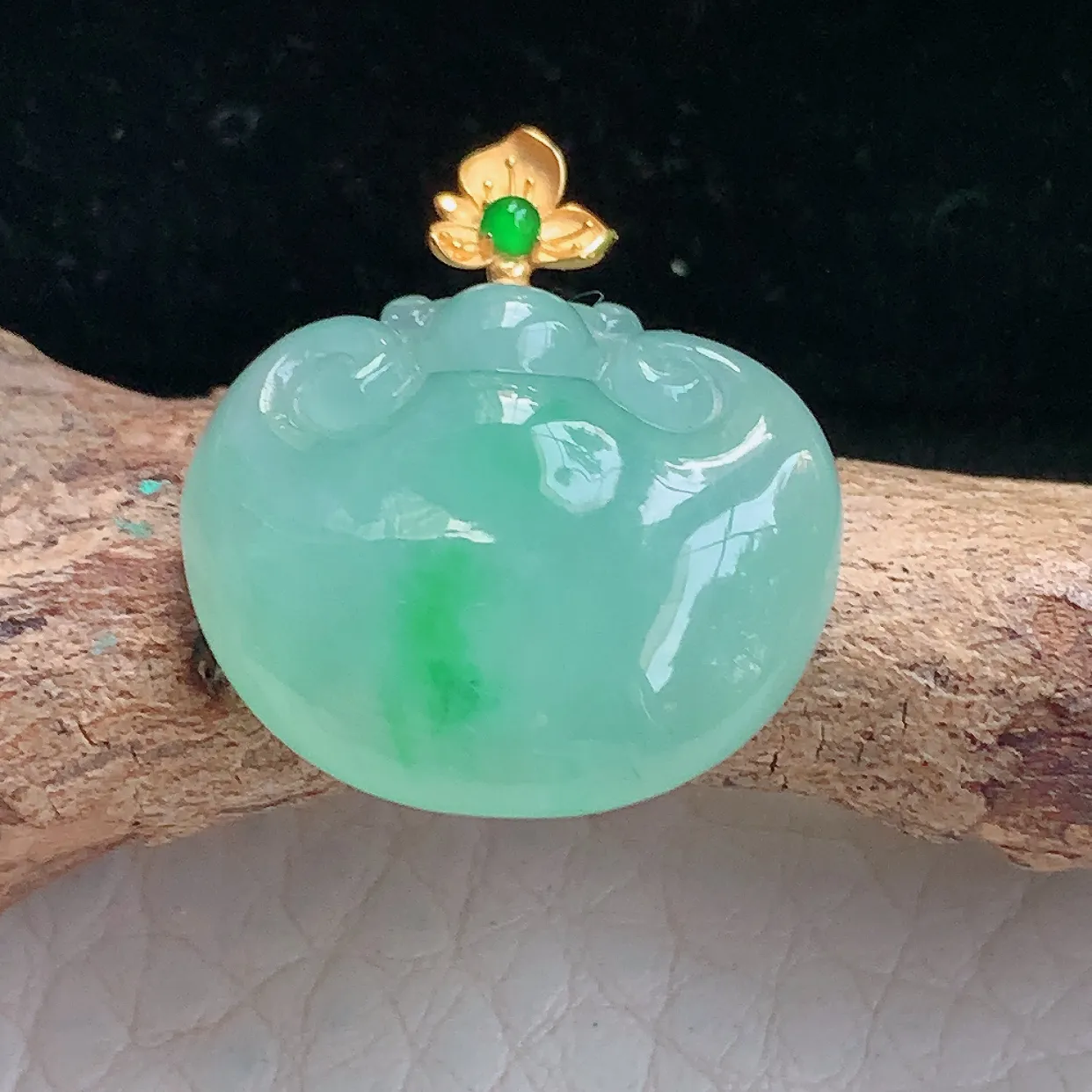 lz实拍22*16.5*18.8*6.8缅甸翡翠精雕冰绿平安如意玉项坠 玉挂件