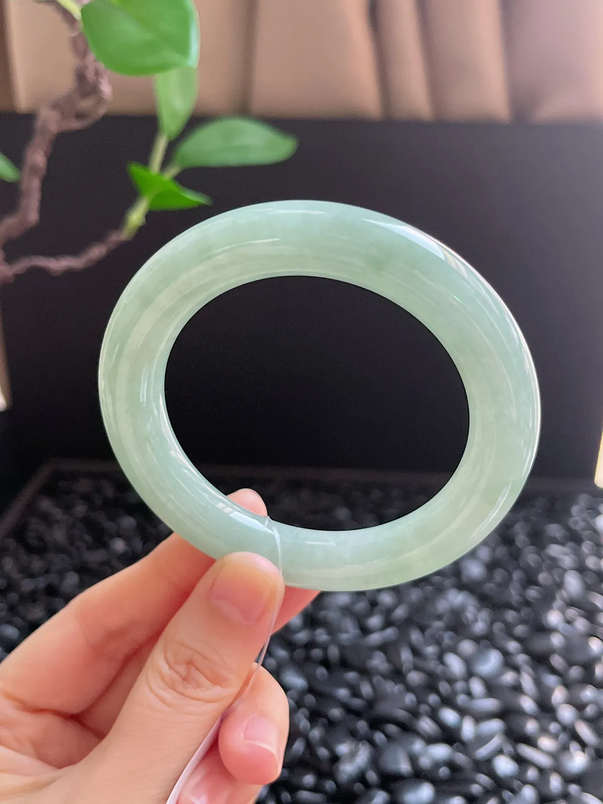 圆镯53.5圈口，翡翠糯化种淡绿色手镯