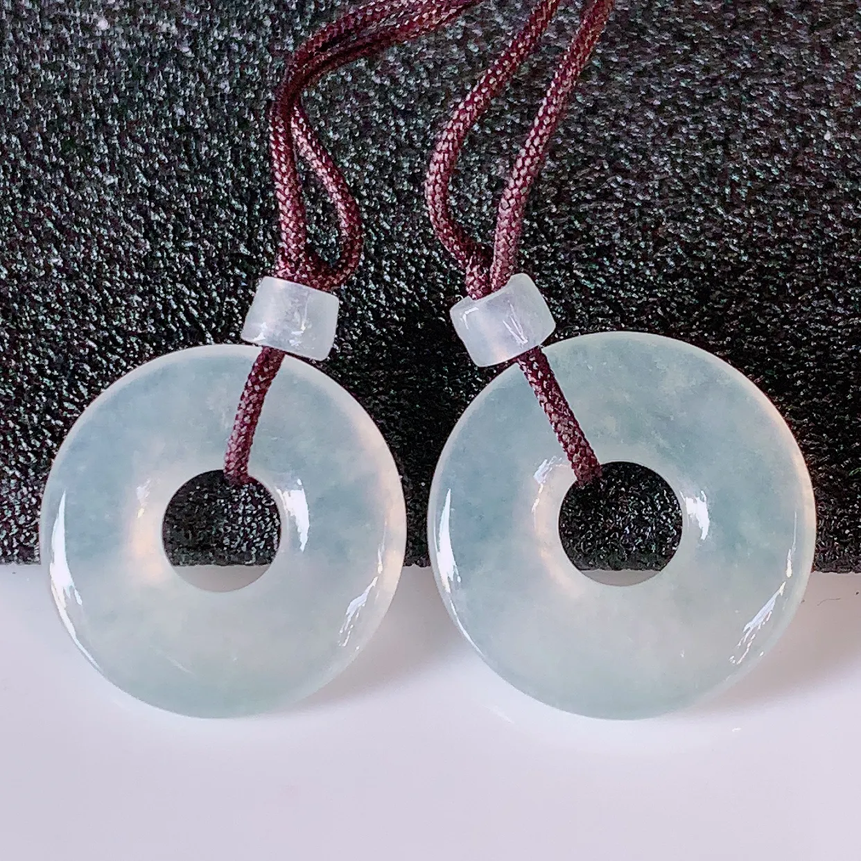 自然光实拍，冰种翡翠一对平安扣耳坠，翠色灵动，玉质细腻，颜色漂亮，品相佳，佩戴佳品！配银线 #57.2