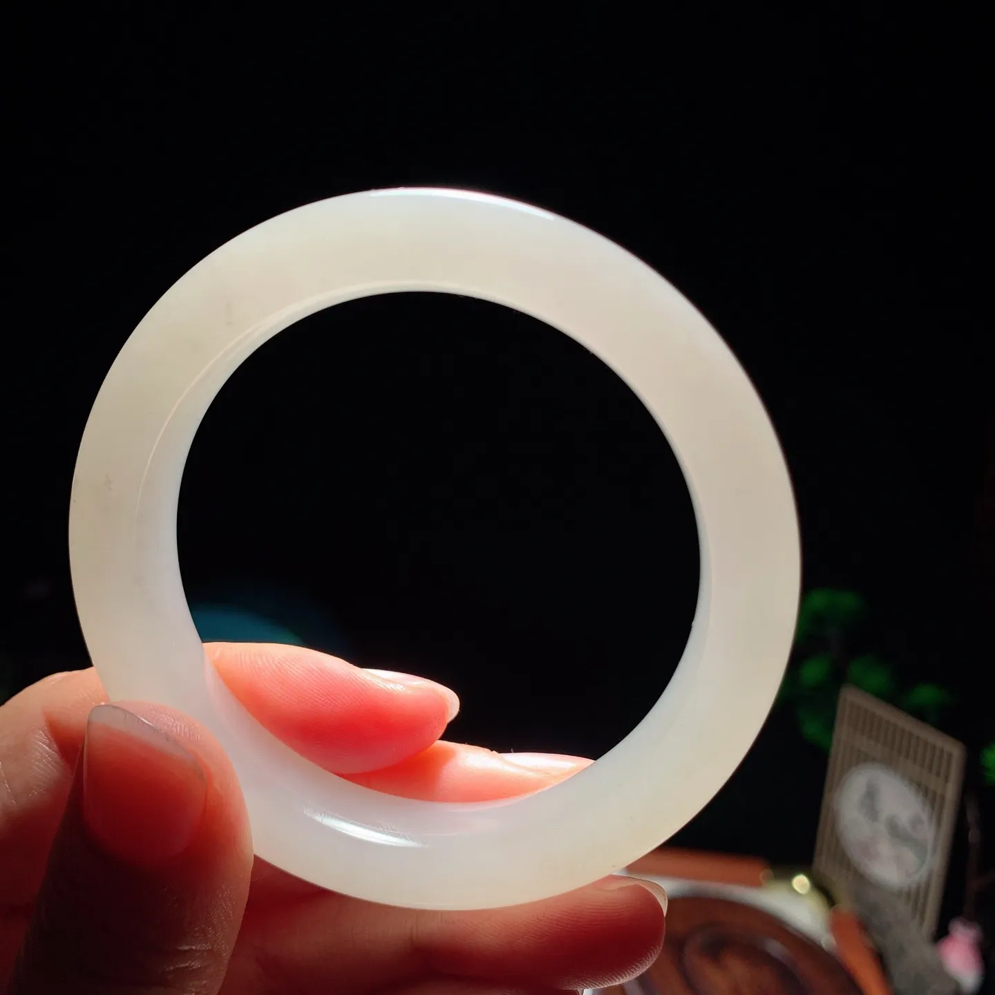 53圈口 和田玉白玉手镯。53圈口条宽12厚9重52克 玉质细腻油润。手推出油。佩戴高端大气。lt250103