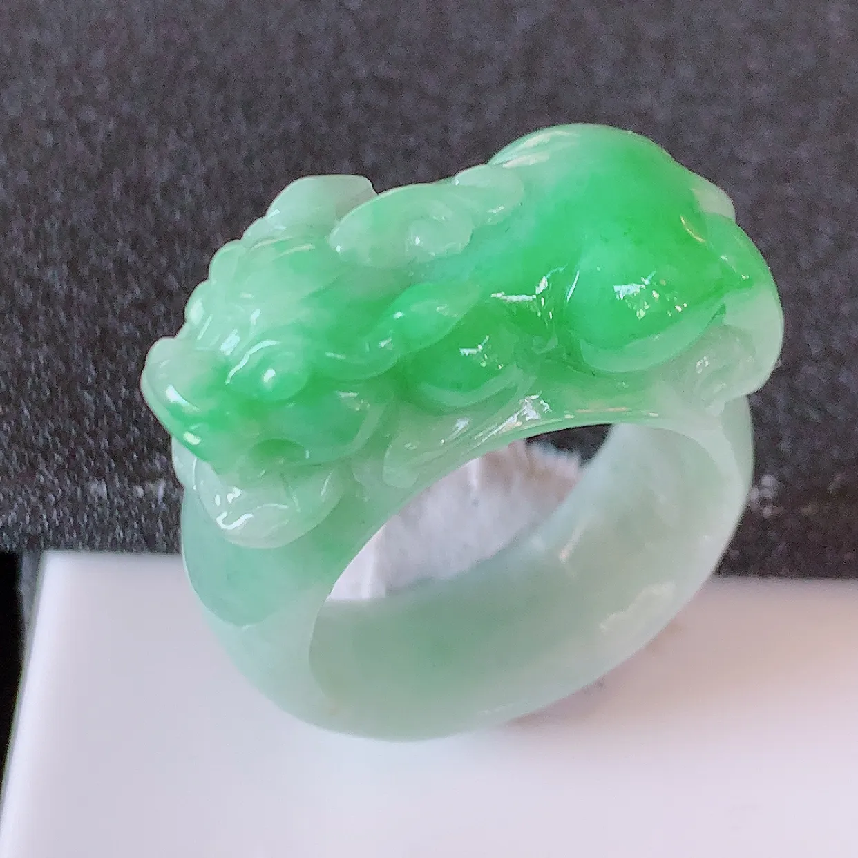 自然光实拍，飘绿翡翠貔貅扳指，20.2mm内径翡翠扳指，冰润指环，玉扳指，戒指，财源滚滚，玉质细腻起