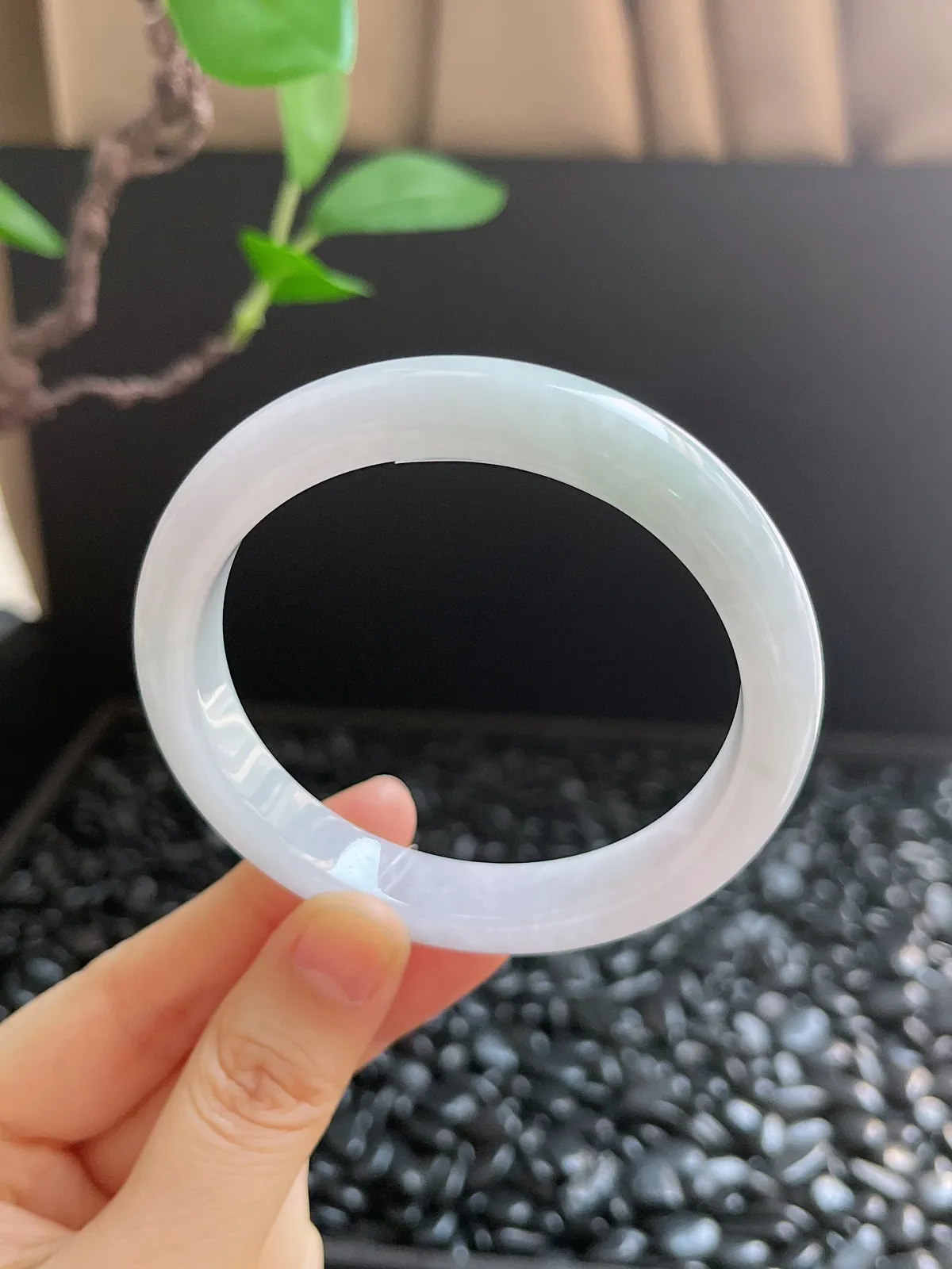 正圈58圈口，翡翠糯化种淡绿色手镯