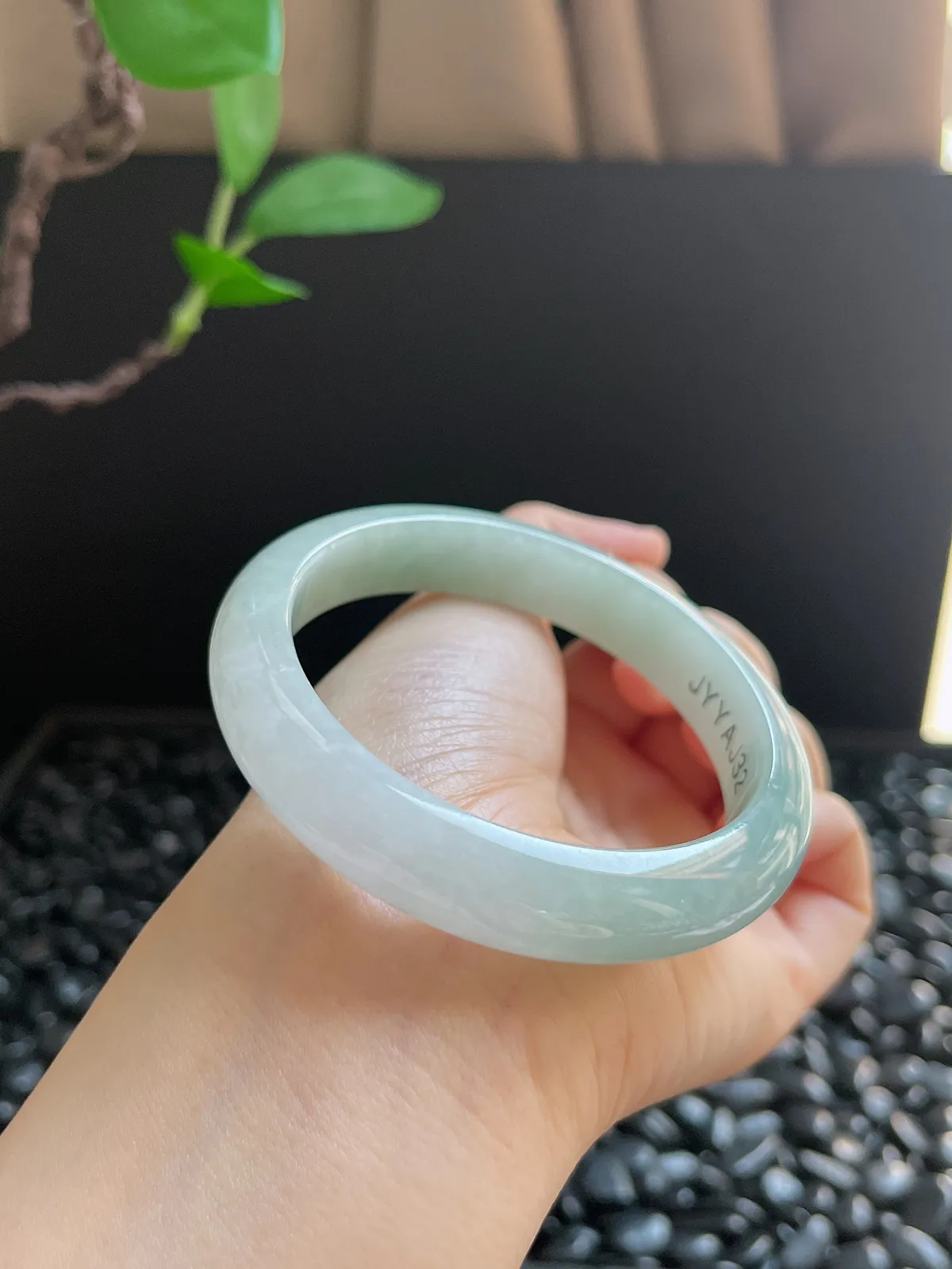 正圈57.8圈口，翡翠糯化种淡绿色手镯