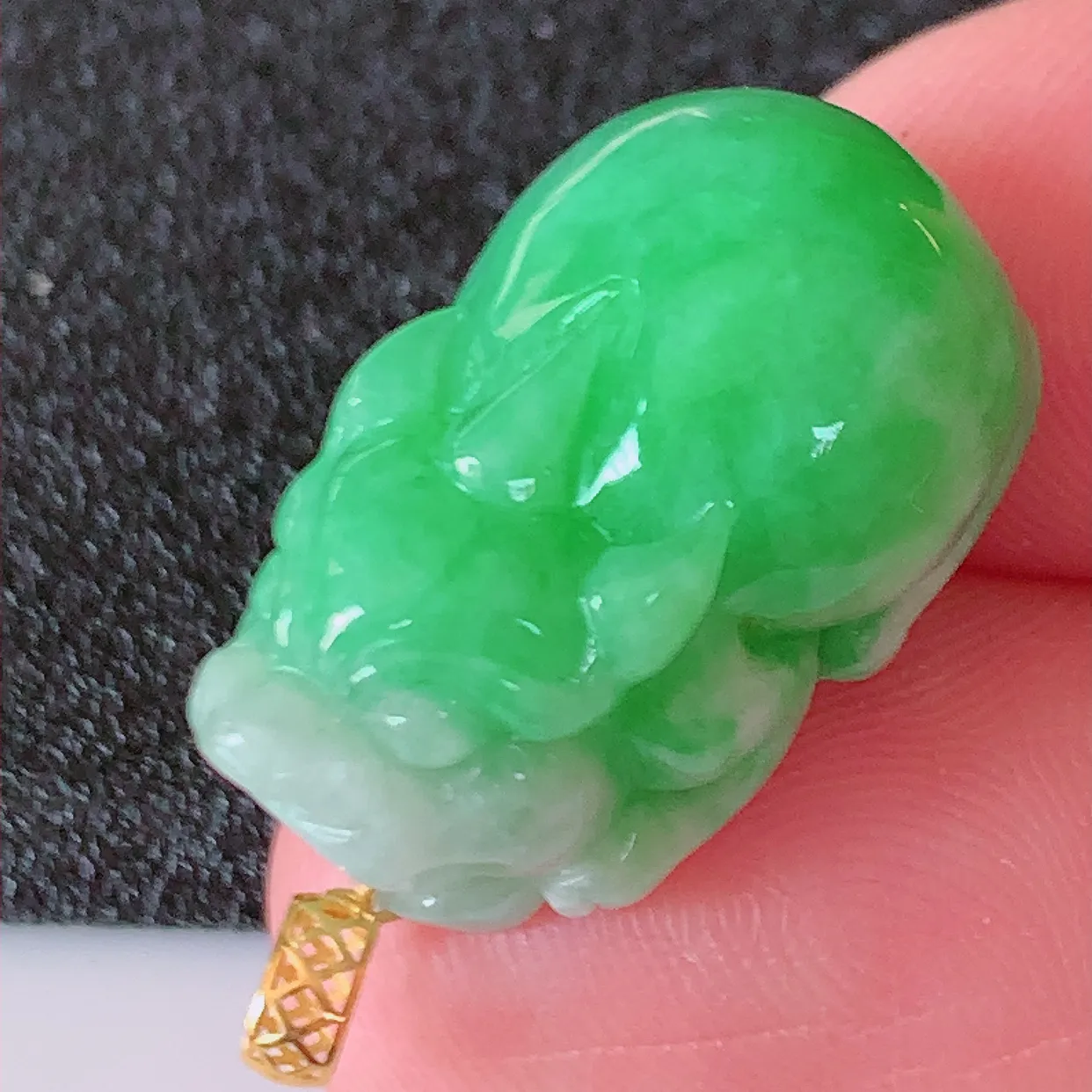 18K金镶嵌满绿翡翠招财貔貅吊坠，民间有“一摸貔貅运程旺盛，再摸貔貅财运滚滚，三摸貔貅平步青云 ”的美好祝愿。#1.2整体26.5裸石22.5*14.5-11