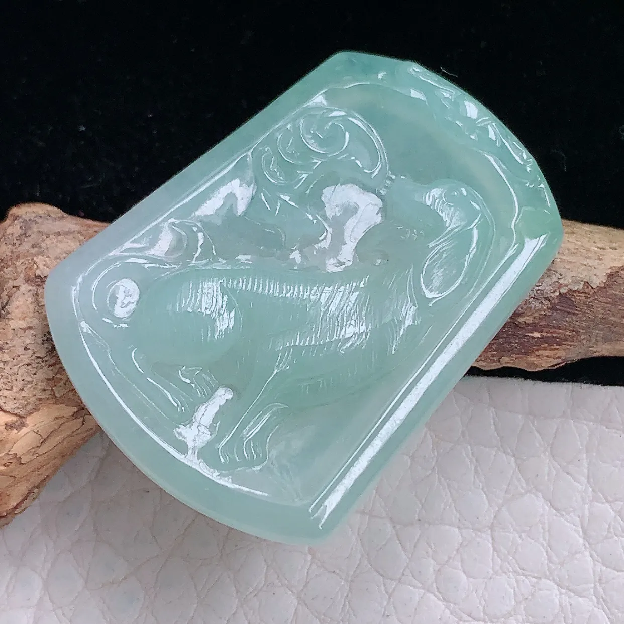 yn实拍36.5*27.8*5缅甸翡翠精雕晴美旺财 生肖狗玉项坠 玉挂件