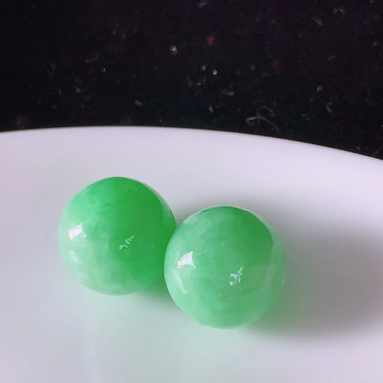 自然光实拍，满绿翡翠一对圆珠、转运珠吊坠，寓意“时来运转，财源滚滚” 寓意佳，转运珠佩戴时尚优雅！#05.2尺寸11mm