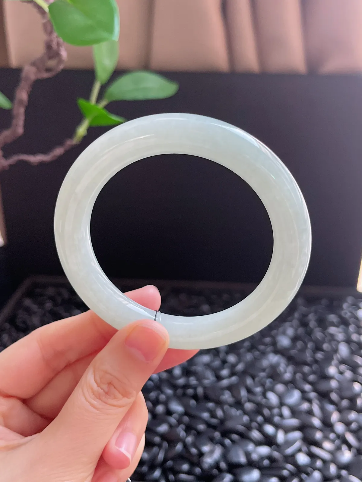 圆镯55圈口，翡翠糯化种淡绿色手镯