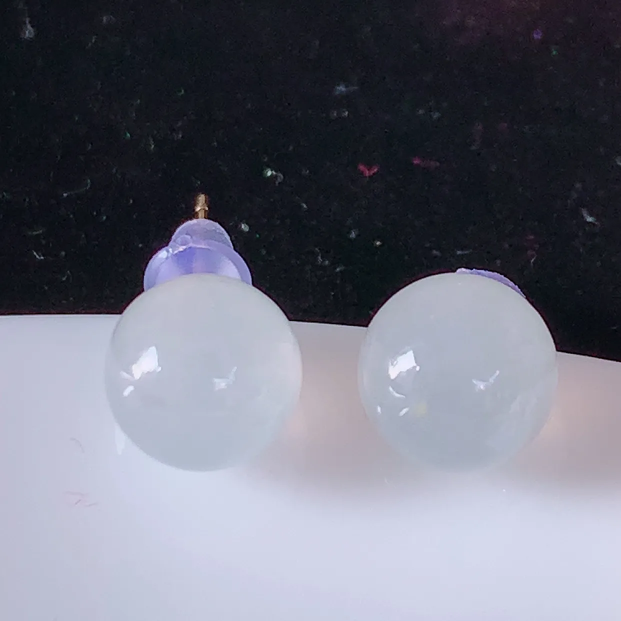 18k金镶嵌冰种翡翠圆珠耳钉，款式新颖时尚，日常百搭的款。清秀高雅，佩戴优雅高贵！#49.2整体18.8裸石8