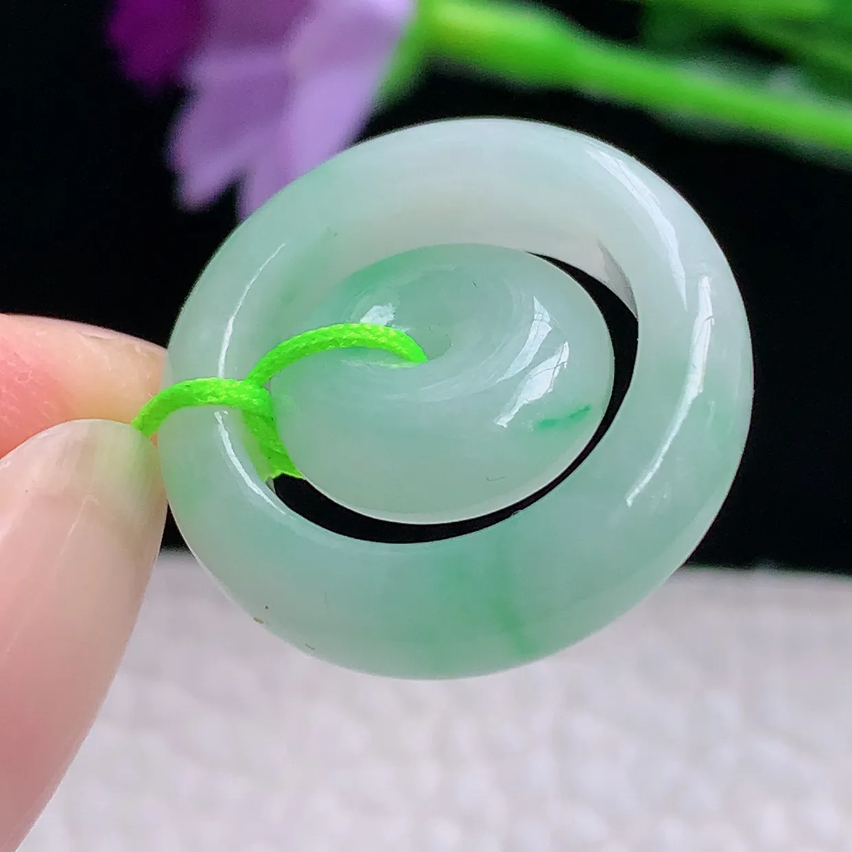 py实拍22.8*6缅甸翡翠精雕飘绿清秀子母扣 代代平安玉项坠 玉挂件