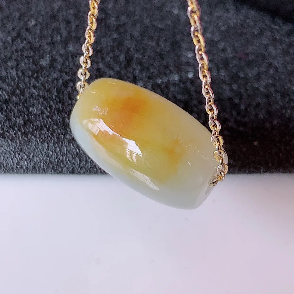 自然光实拍，特色冰黄翡双彩翡翠路路通吊坠，寓意时来运转、财源滚滚，款式新颖时尚， 日常百搭的款！配图银链#94.30