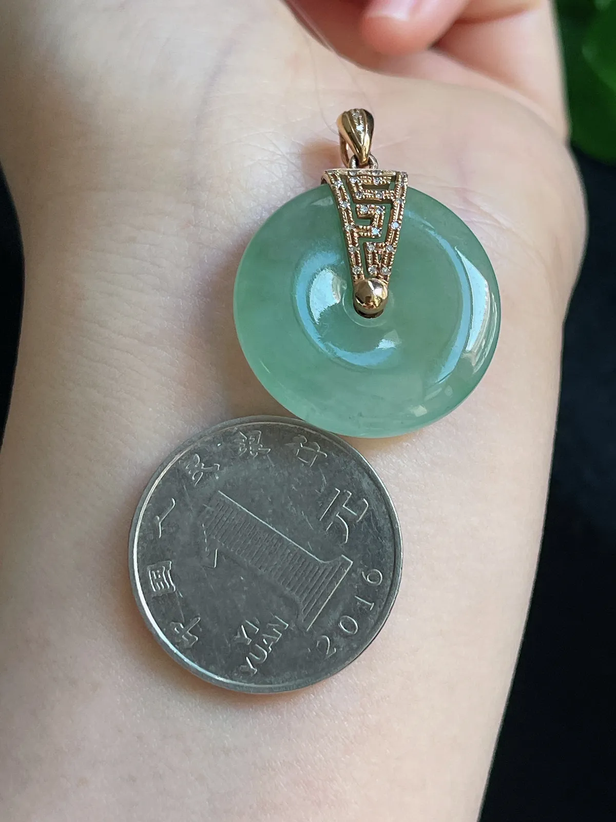 18k金翡翠冰糯种浅绿色平安扣