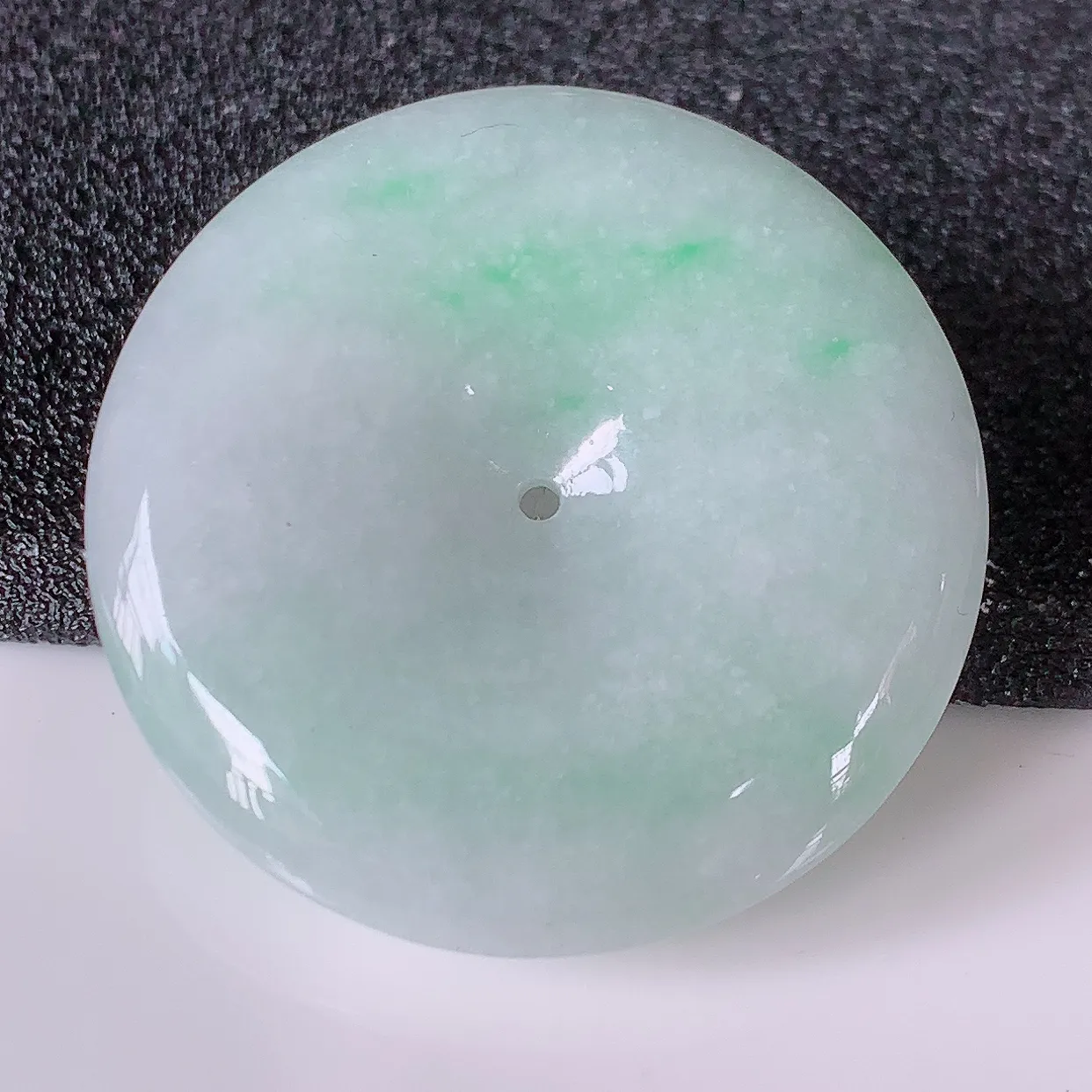 自然光实拍，冰润飘绿翡翠平安扣吊坠，形体饱满圆润，平安扣肥嘟嘟的，平平安安，种水很好， 配戴精美！#97.30