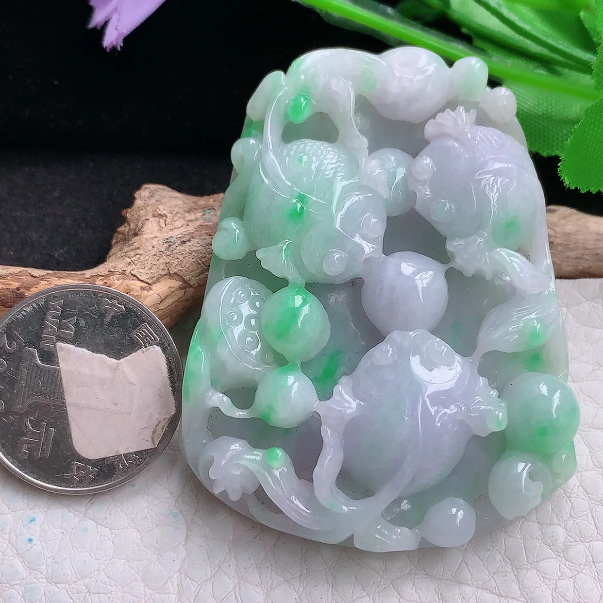 py实拍60*47*12缅甸翡翠精雕春彩金鱼吊坠 莲年有余玉挂件 玉吊坠