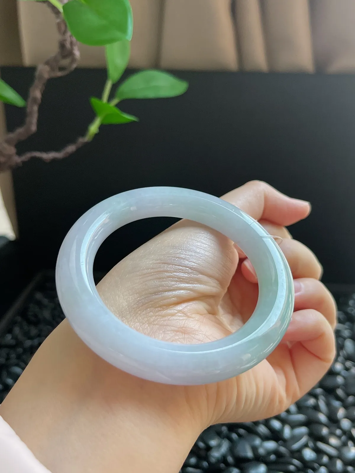 圆镯53圈口，翡翠糯化种淡绿色手镯