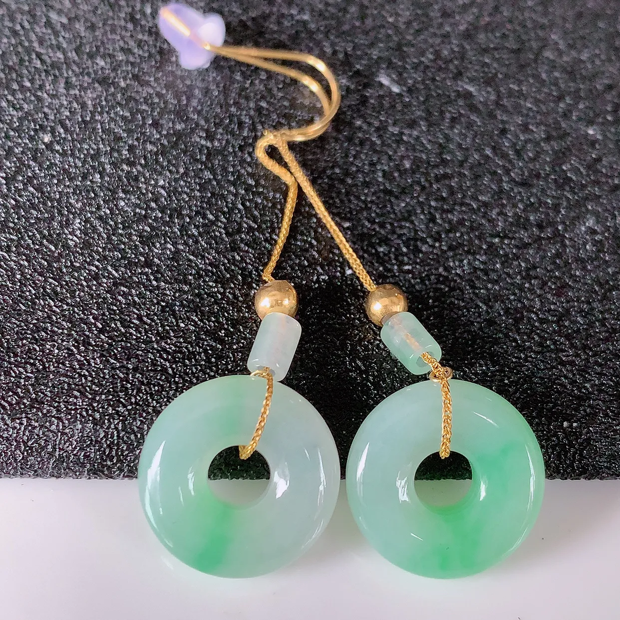 18k金镶嵌冰飘绿翡翠平安扣耳坠，沁人心脾，耳坠佩戴效果大气出众，尽显气质。种水好，胶感足，颜相当漂亮，高性价比，值得入手品鉴！# 41.30整体47裸石13*3.8