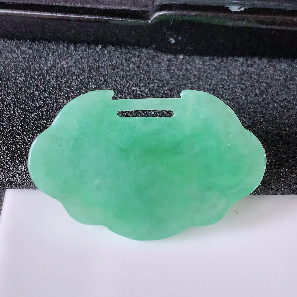 自然光实拍，水润满绿翡翠平安富贵锁吊坠，翠色灵动，玉质细腻，颜色漂亮，品相佳， 佩戴佳品！#85.38