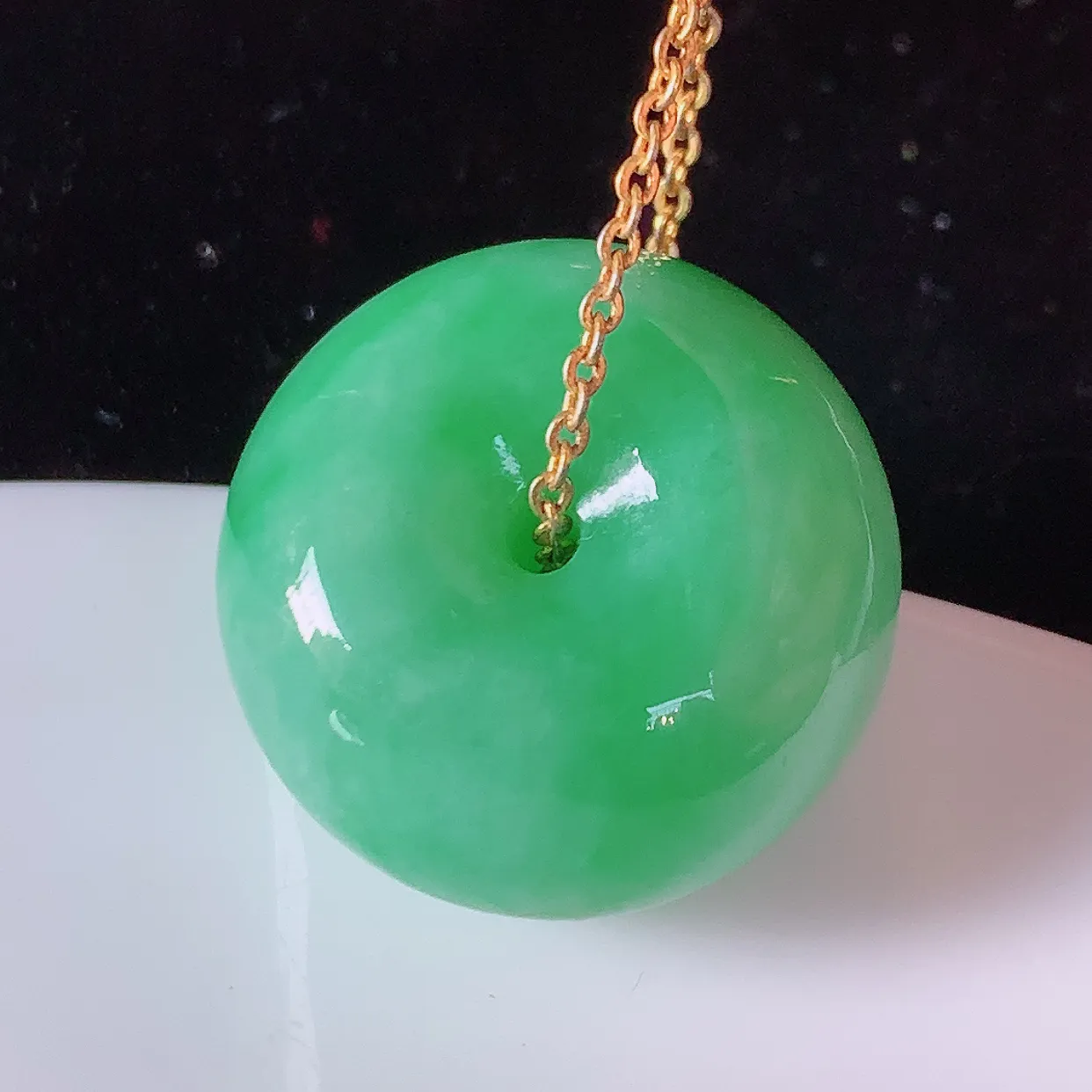 自然光实拍，冰润满绿翡翠路路通吊坠，寓意时来运转、财源滚滚，款式新颖时尚，日常百搭的款！配图银链#05.2