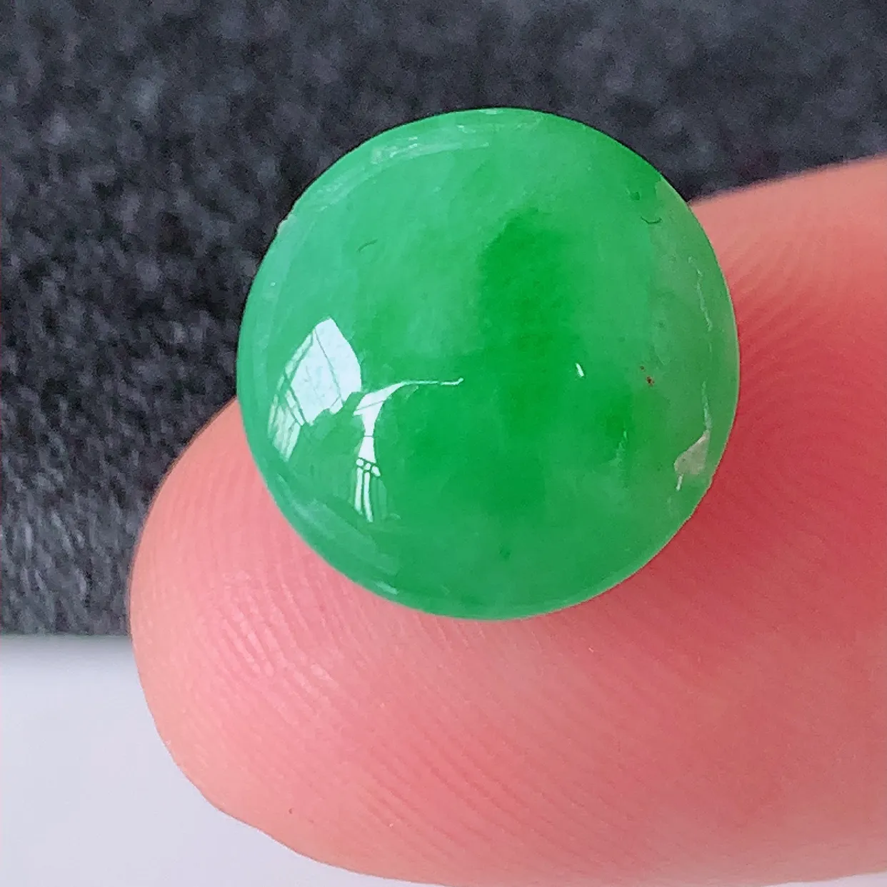 自然光实拍，水润满绿翡翠戒面，蛋面，翠色灵动，玉质细腻，颜色漂亮，品相佳， 佩戴佳品！#94.30尺寸12*11.6*6.5