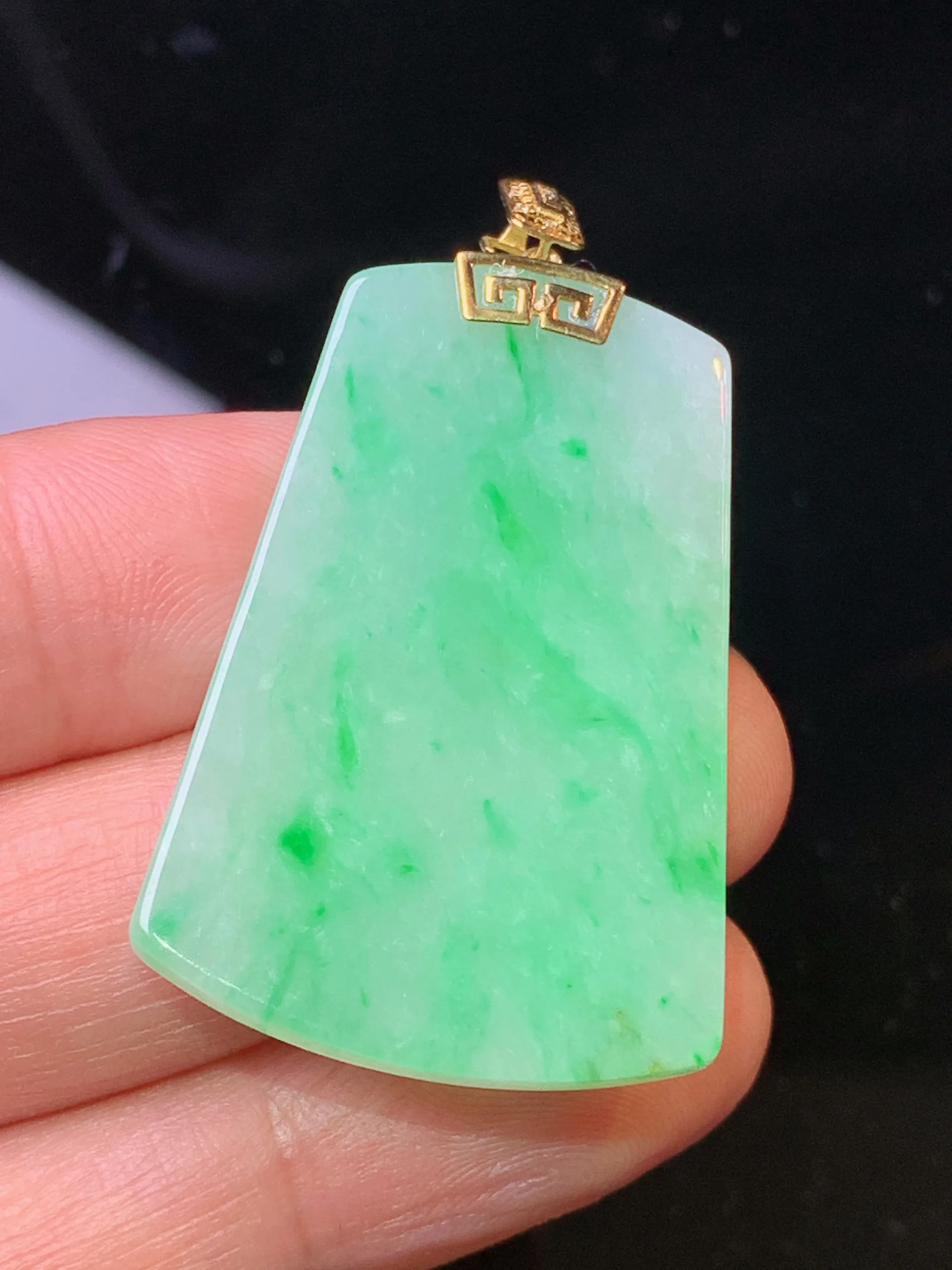 18k金镶嵌翠绿无事牌吊坠 玉质细腻 色泽清新艳丽 整体尺寸42*24.5*3.5
