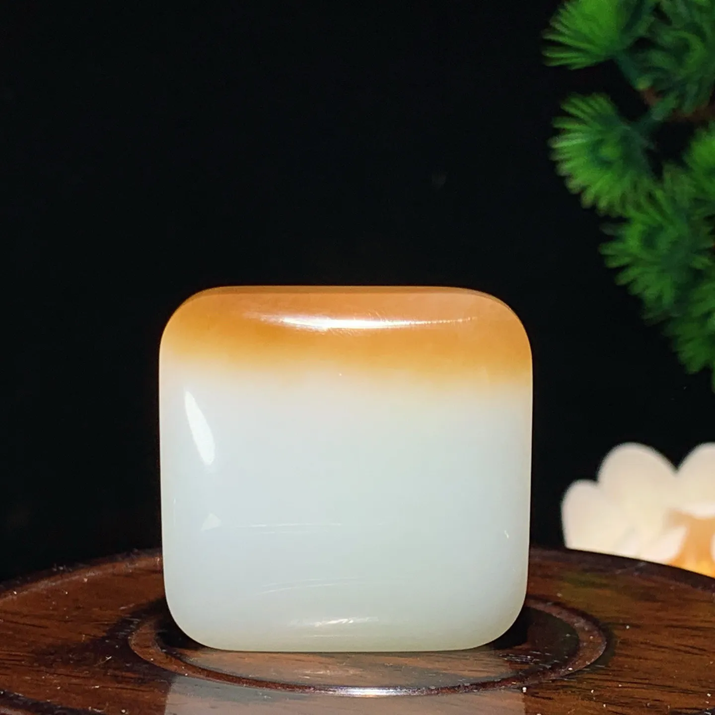 新疆和田玉羊脂白且末糖平安无事牌牌子挂件。尺寸35/11重31.3克 无裂无杂 玉质细腻油润 底色纯