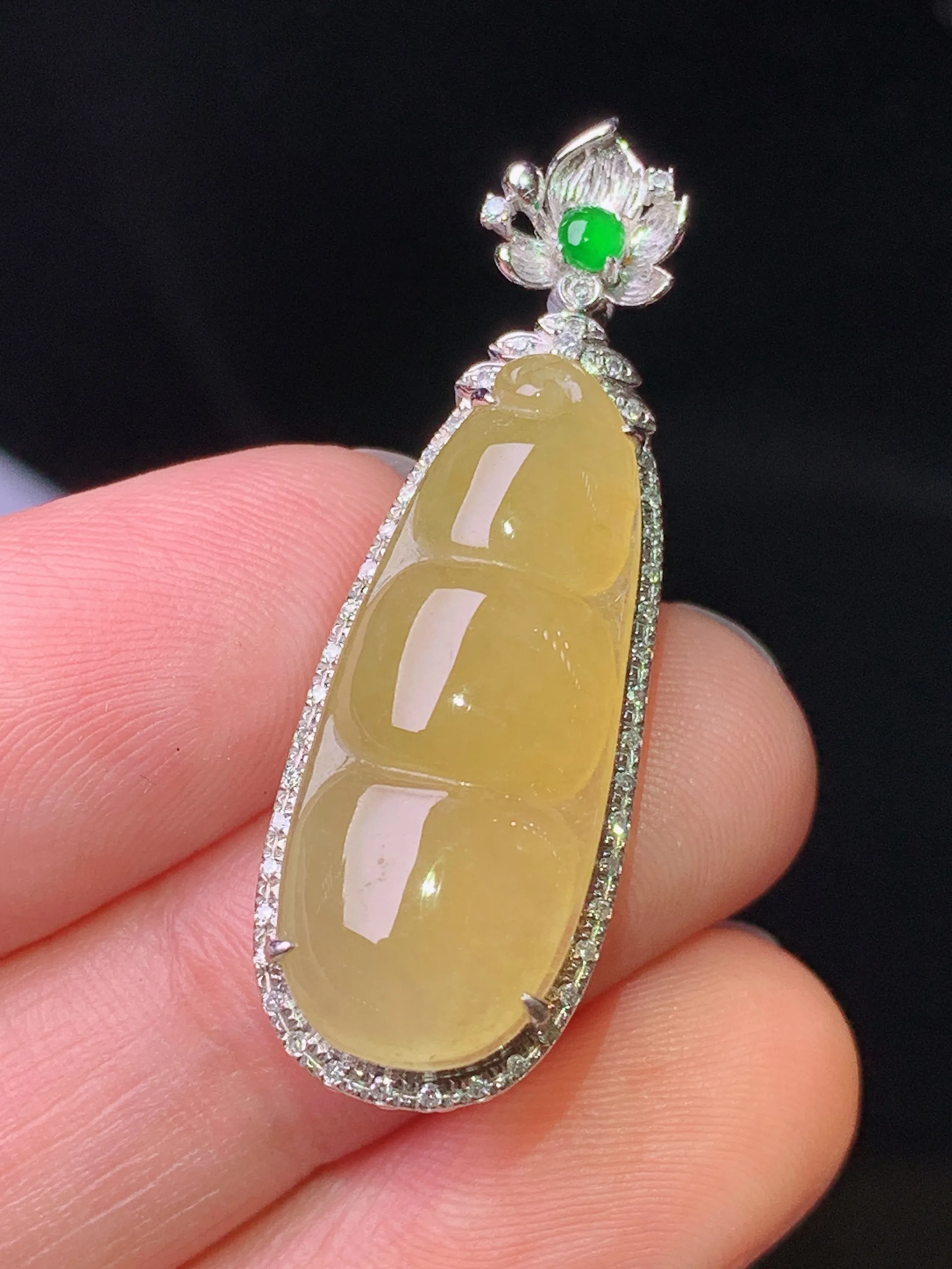 18k金钻镶嵌黄翡四季豆吊坠 玉质细腻 色泽清新艳丽 整体尺寸35.7*12*8