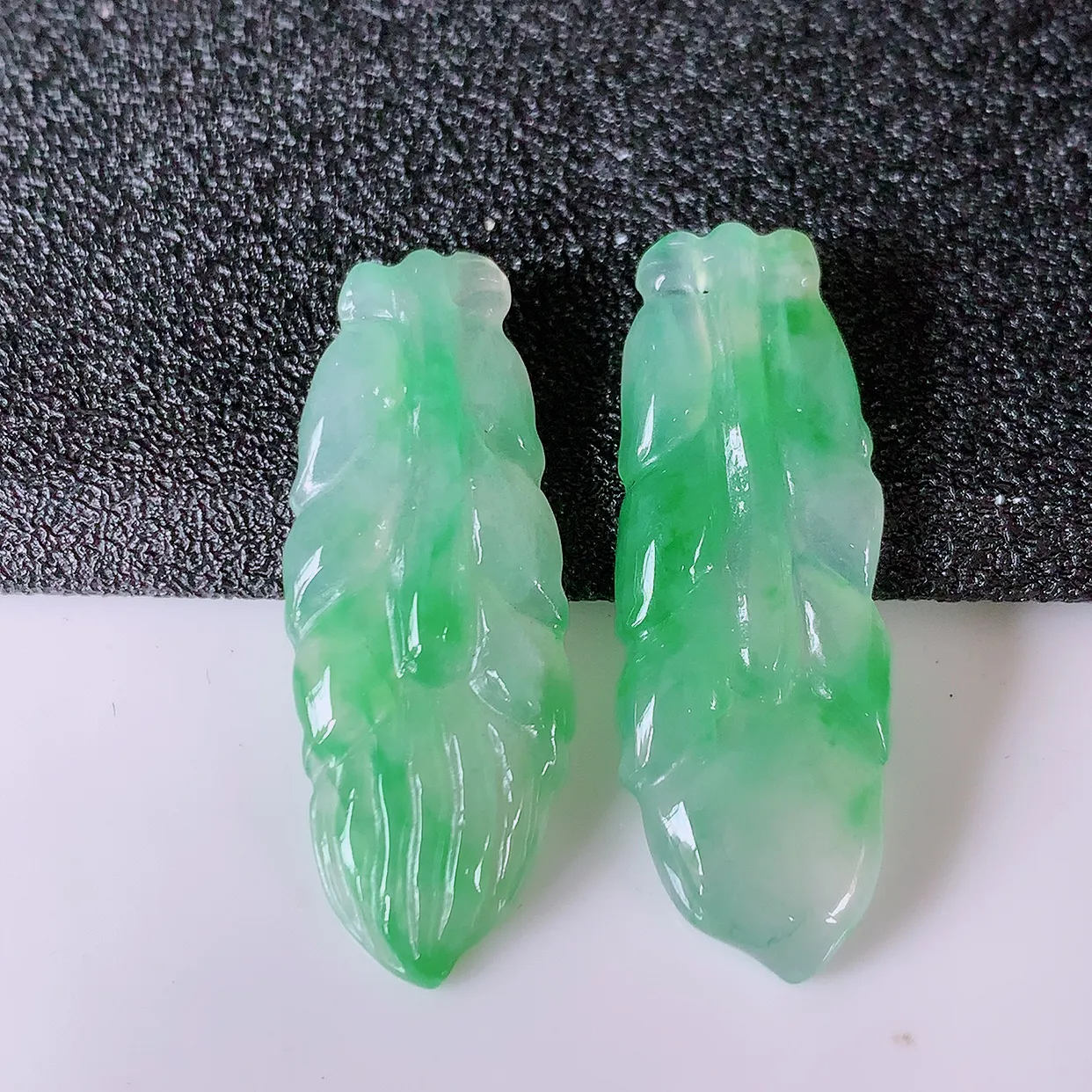 自然光实拍，冰种飘绿翡翠一对羽毛耳坠，翠色灵动，玉质细腻，颜色漂亮，品相佳， 佩戴佳品！配银线 #0