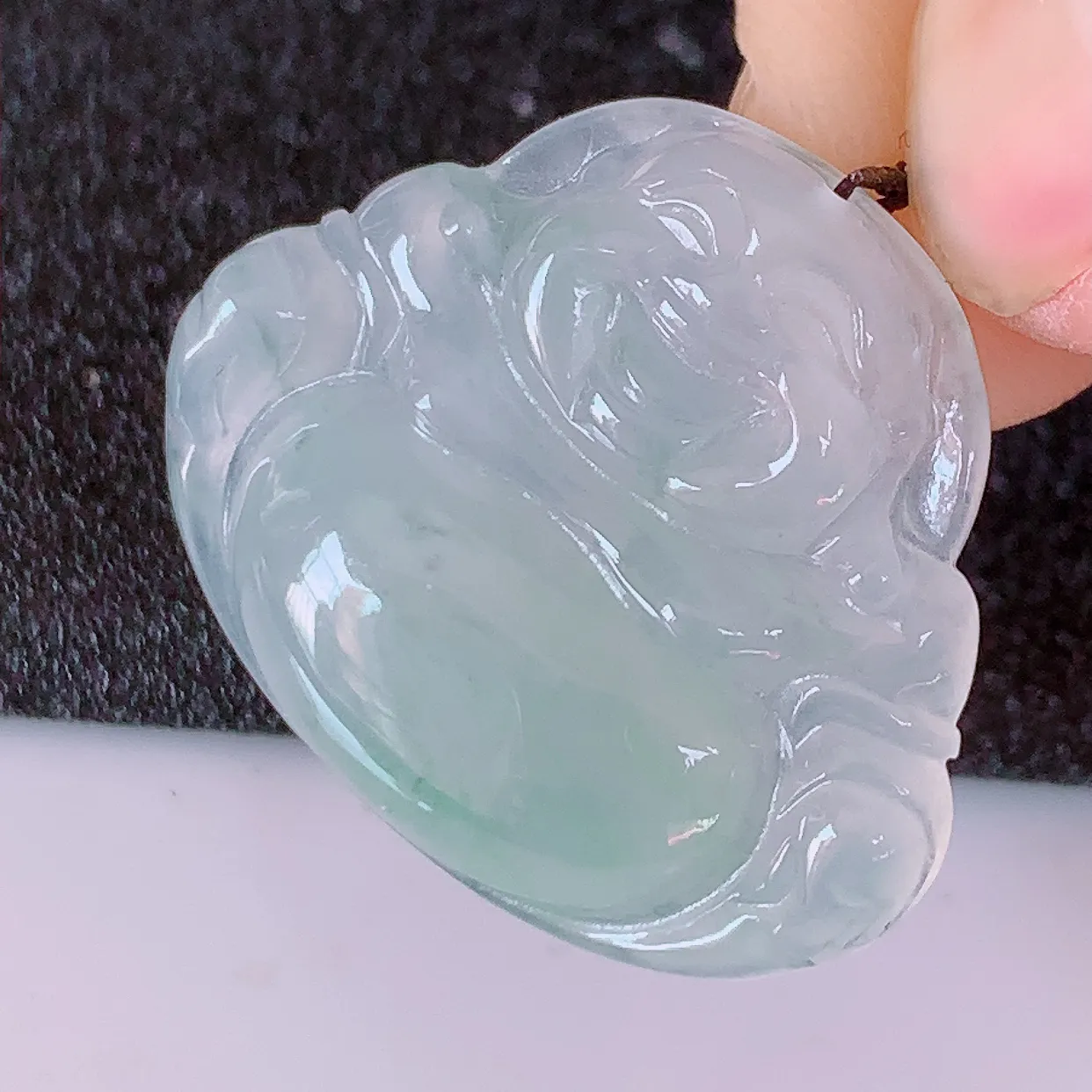 自然光实拍，冰种飘花翡翠佛公吊坠，水灵起胶，翠色迷人，佛公在心中，一生平安，饱满圆润，开怀大笑佛公，配戴灵气十足！#46.2