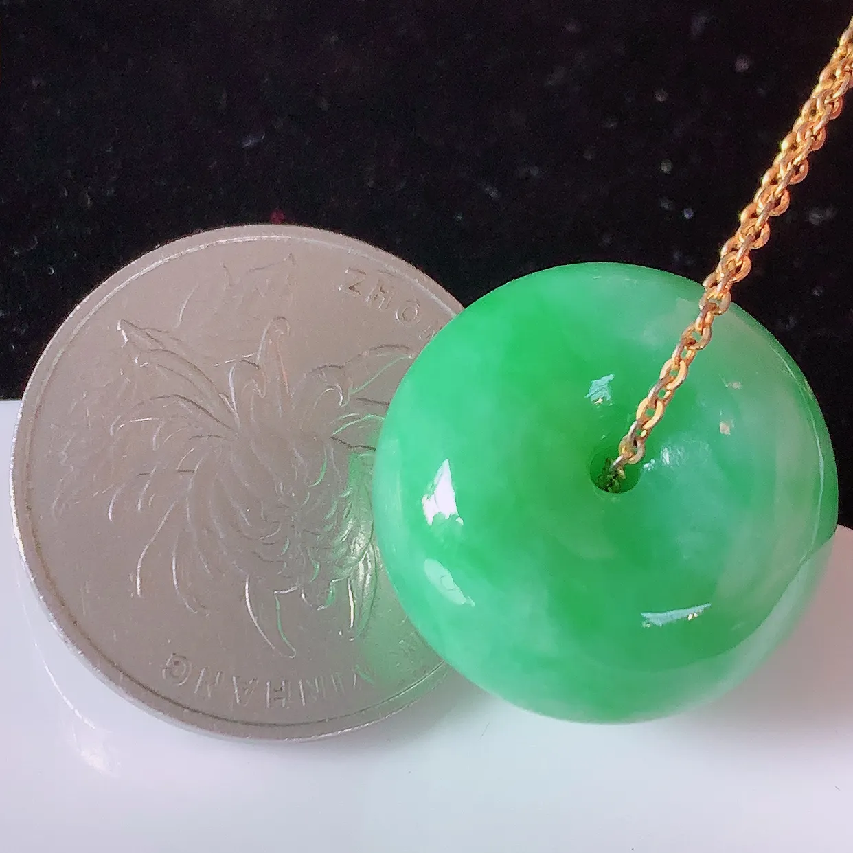 自然光实拍，冰润满绿翡翠路路通吊坠，寓意时来运转、财源滚滚，款式新颖时尚，日常百搭的款！配图银链#05.2