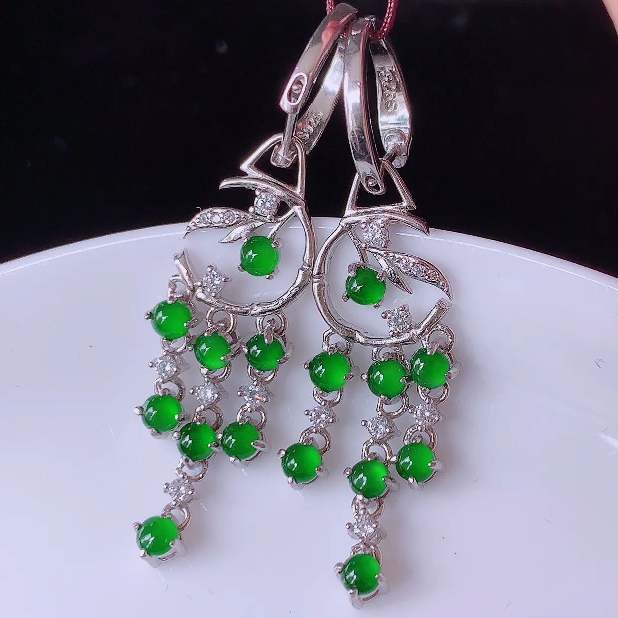 冰透满绿翡翠925银镶嵌耳坠，自然光实拍，翠色灵动，颜色漂亮，种老水足，品相佳，佩戴佳品！#98.30整体45*10.8*4 裸石3*3