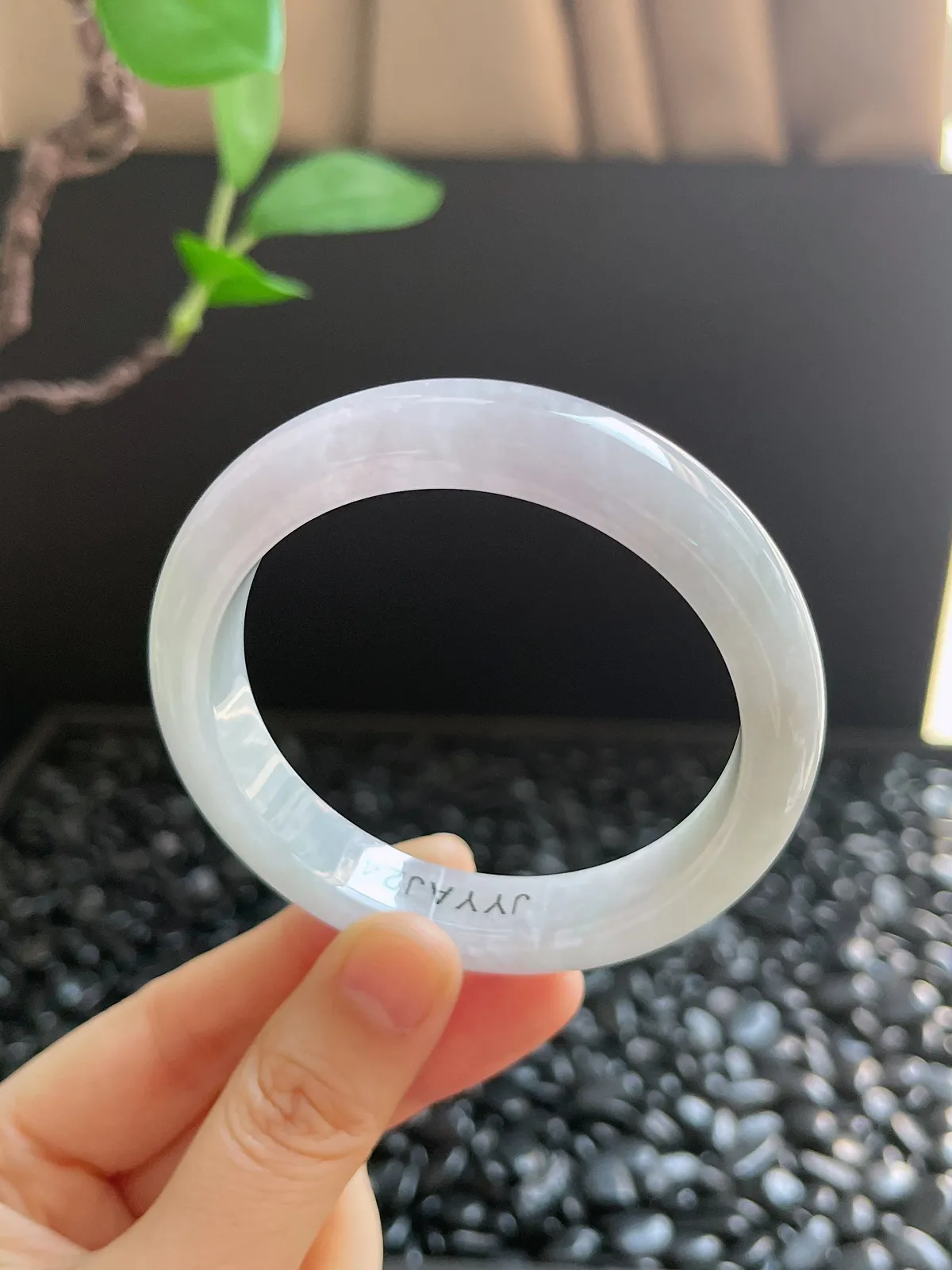 正圈54.8圈口，翡翠糯化种淡绿色手镯