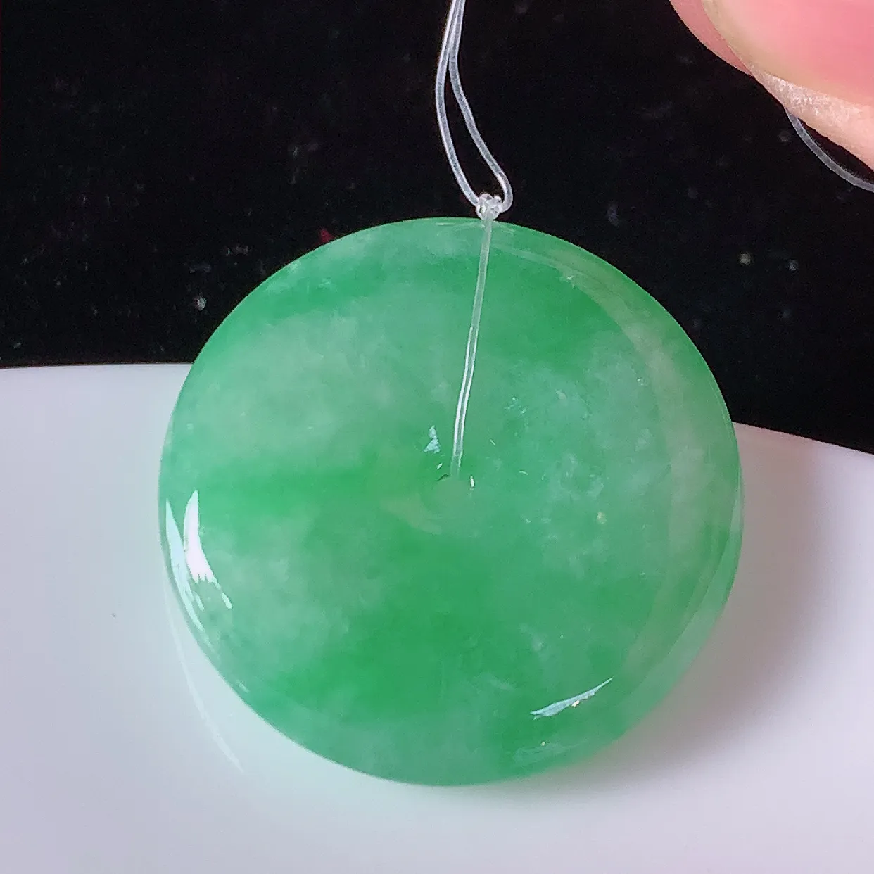 自然光实拍，冰润飘绿翡翠平安扣吊坠，形体饱满圆润，平安扣肥嘟嘟的，平平安安，种水很好，配戴精美！#49.2