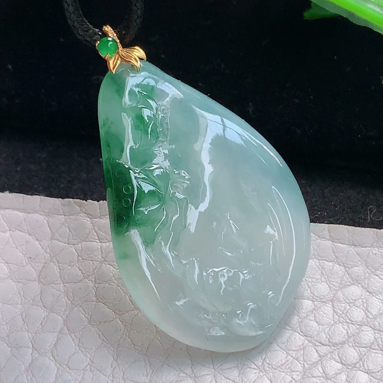 lz实拍44.8*26.5*4缅甸翡翠精雕冰飘花莲花 冰清玉洁玉项坠 玉挂件