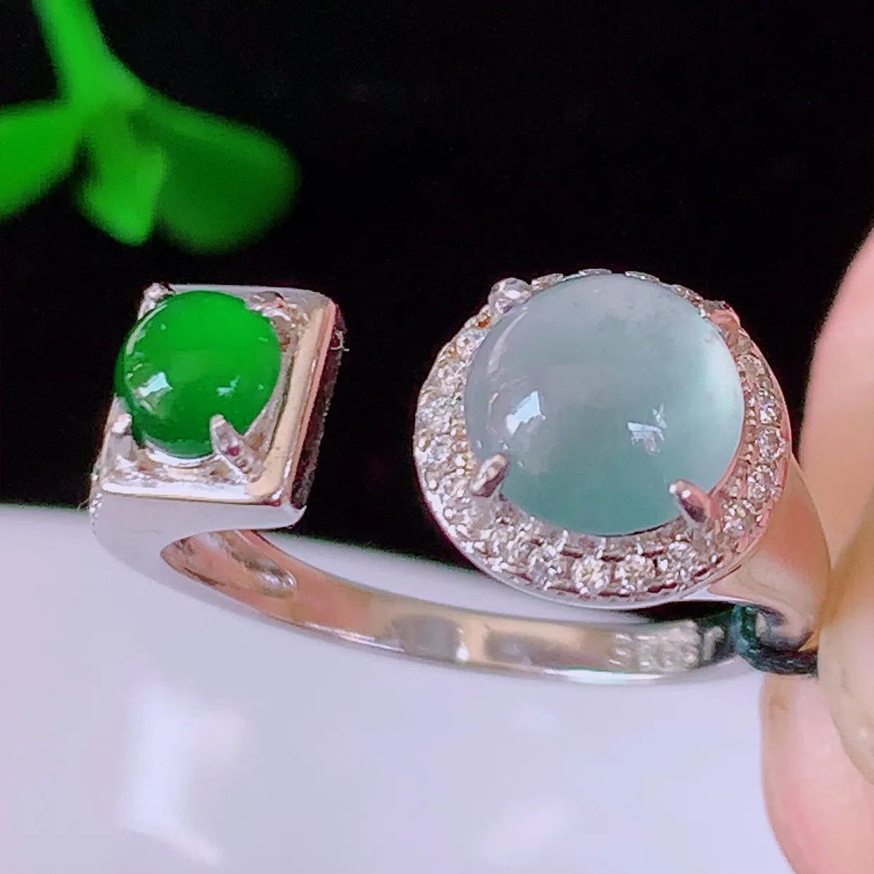 冰透满绿翡翠925银镶嵌戒指，自然光实拍，翠色灵动，颜色漂亮，种老水足，品相佳，佩戴佳品！#97.2（圈口可调大小）整体24.5*17.5*7裸石6.8*6.8