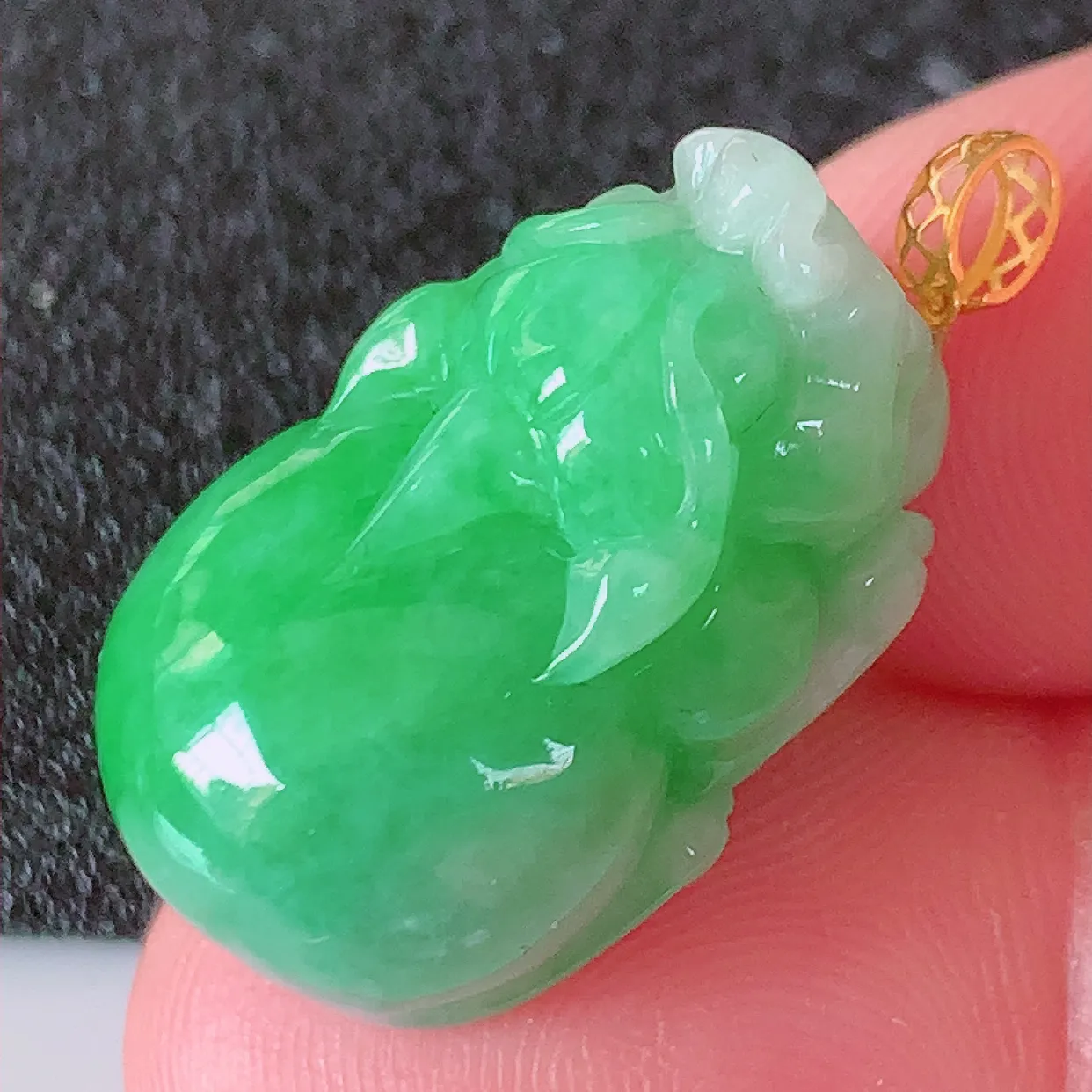 18K金镶嵌满绿翡翠招财貔貅吊坠，民间有“一摸貔貅运程旺盛，再摸貔貅财运滚滚，三摸貔貅平步青云 ”的