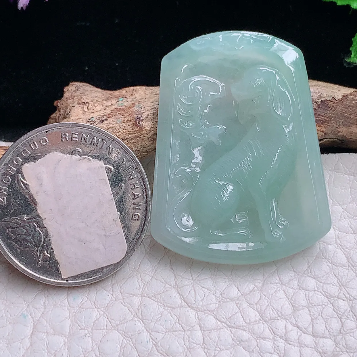 yn实拍36.5*27.8*5缅甸翡翠精雕晴美旺财 生肖狗玉项坠 玉挂件